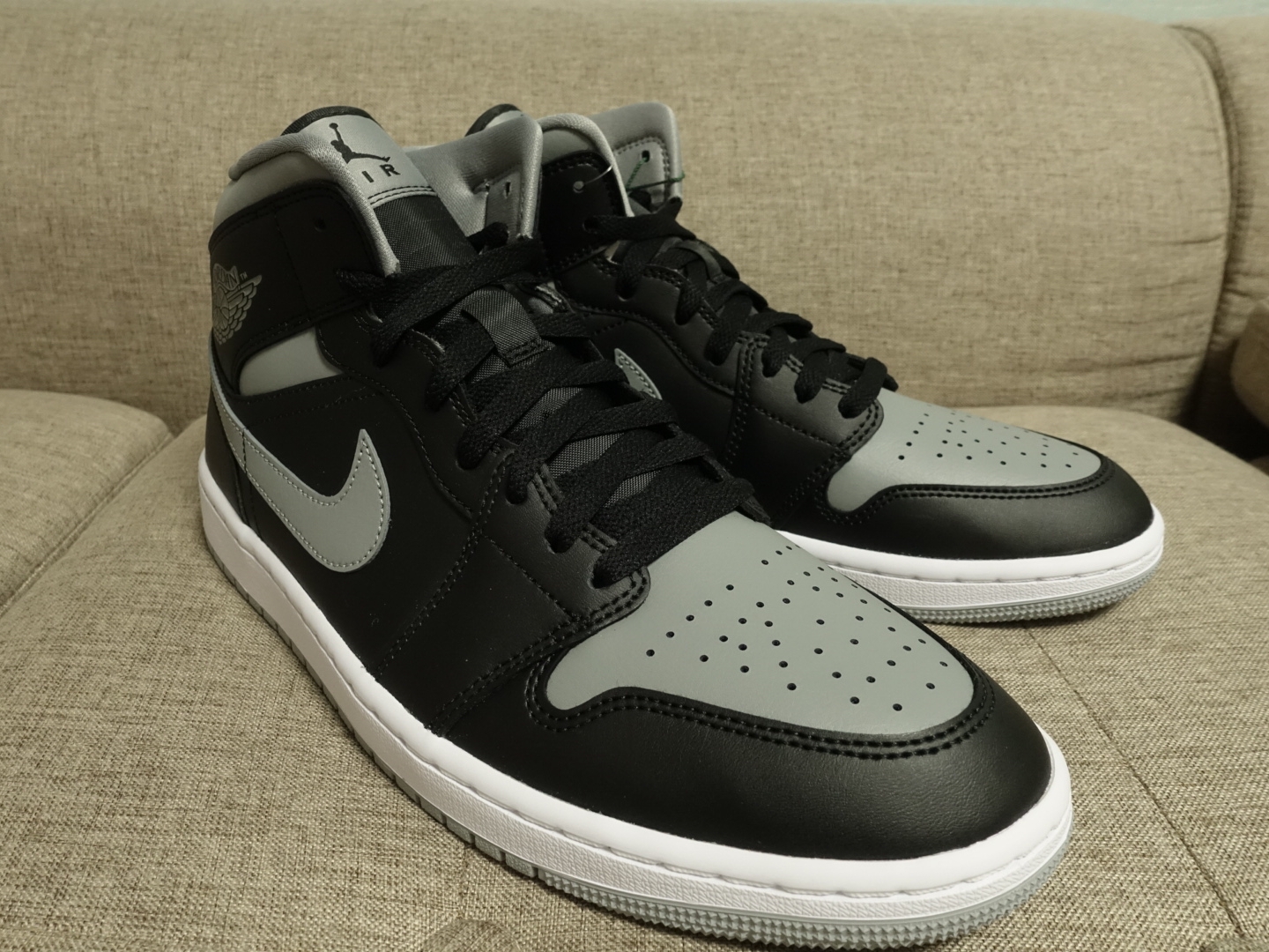 (W) Jordan 1 Mid Black Particle Grey 착용 스타일 - 1
