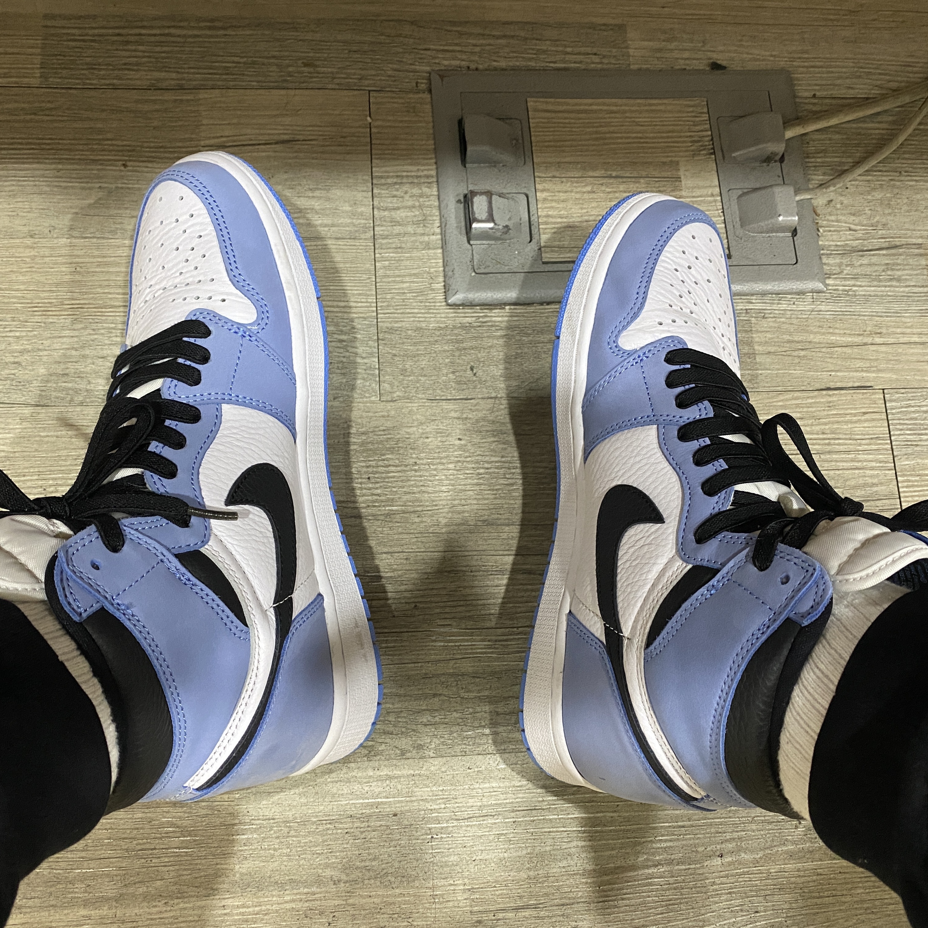 Jordan 1 Retro High OG University Blue 착용 스타일 - 2