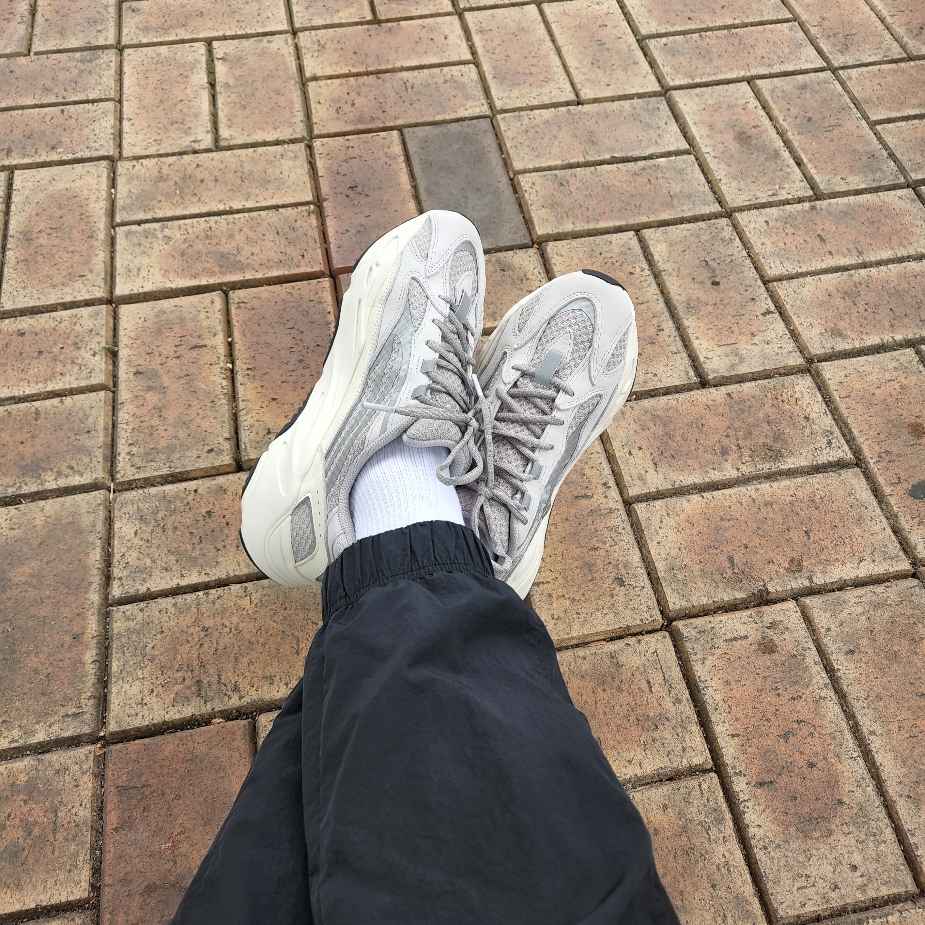 Adidas Yeezy Boost 700 V2 Static 2022 착용 스타일