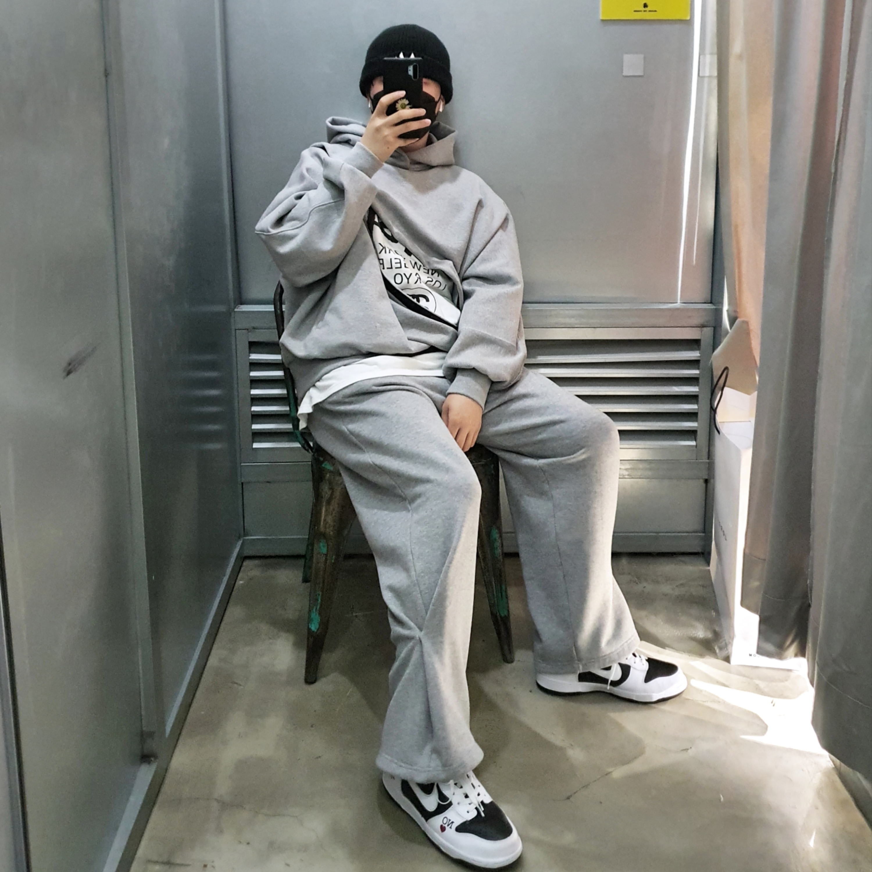 Stussy World Tour T-Shirt White, Nike x Supreme SB Dunk High OG QS By Any Means Black White 착용 스타일
