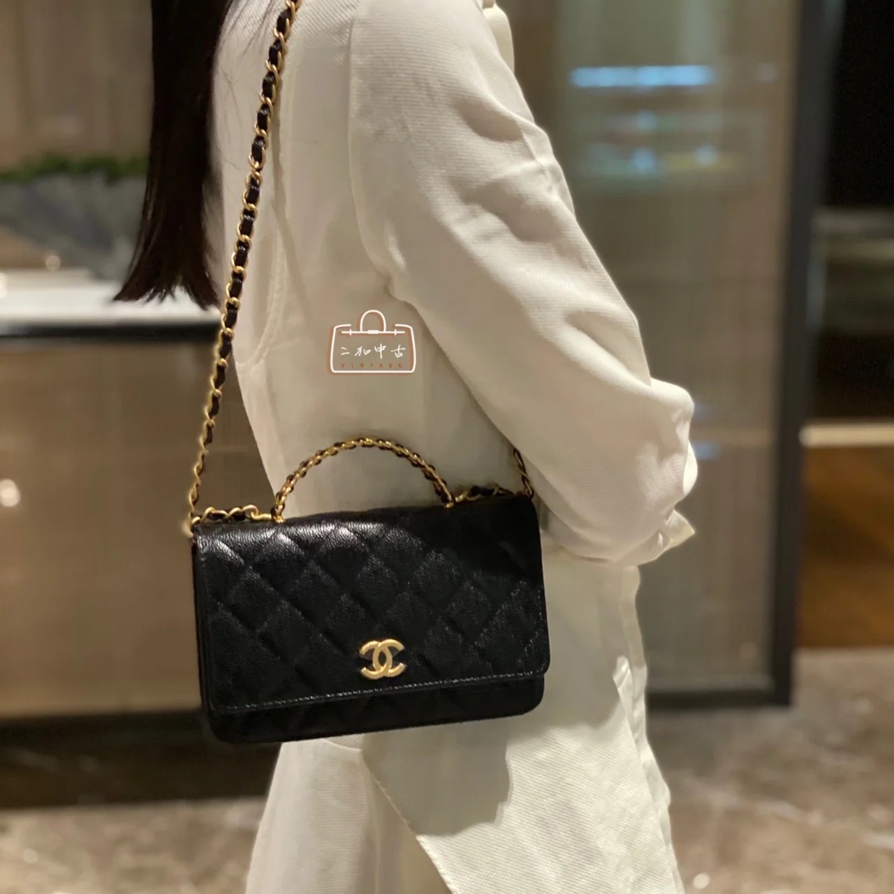 Chanel Wallet On Chain Grained Shiny Calfskin & Gold Black 착용 스타일 - 1