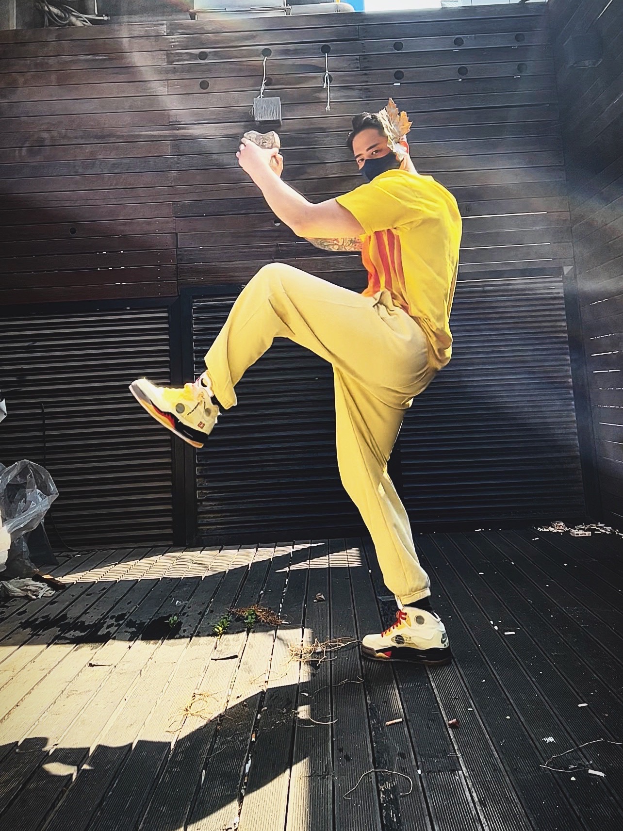 Supreme Bleed Logo S/S Top White - 20FW, Supreme x Nike Cargo Sweatpants Pale Yellow - 21SS 착용 스타일 - 1