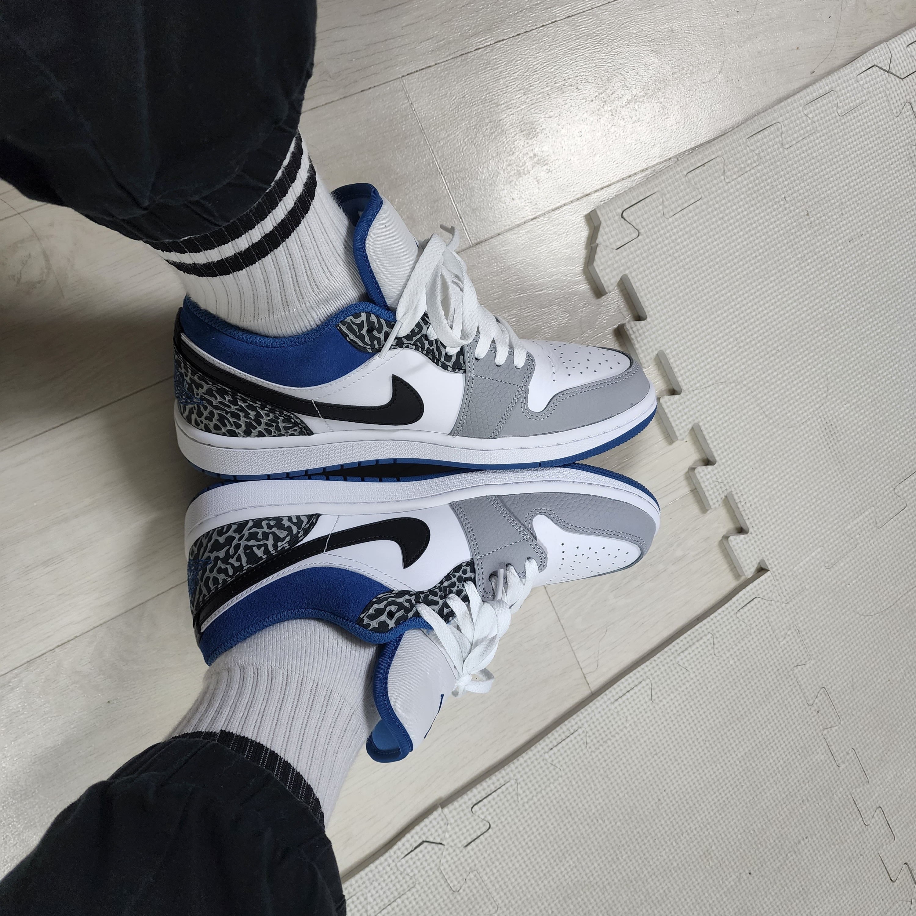 Jordan 1 Low SE White Cement Grey Blue 착용 스타일 - 1