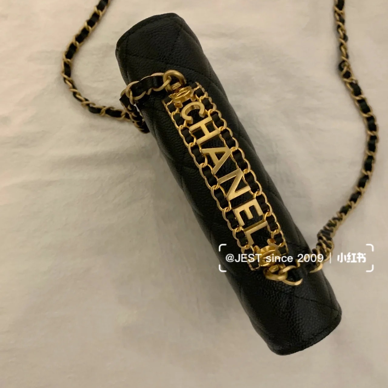 Chanel Wallet On Chain Grained Shiny Calfskin & Gold Black 착용 스타일 - 2