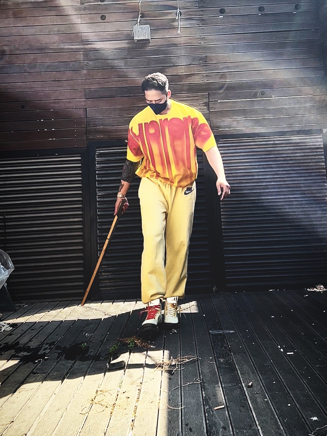 Supreme Bleed Logo S/S Top White - 20FW, Supreme x Nike Cargo Sweatpants Pale Yellow - 21SS 착용 스타일 - 3