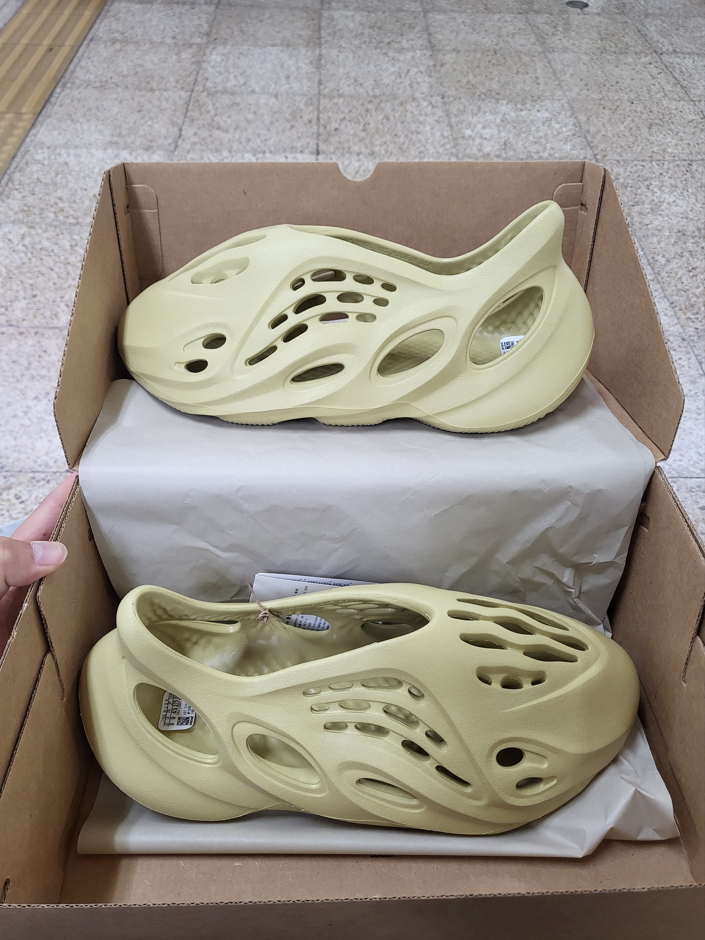 Adidas Yeezy Foam RNNR Sulfur 착용 스타일