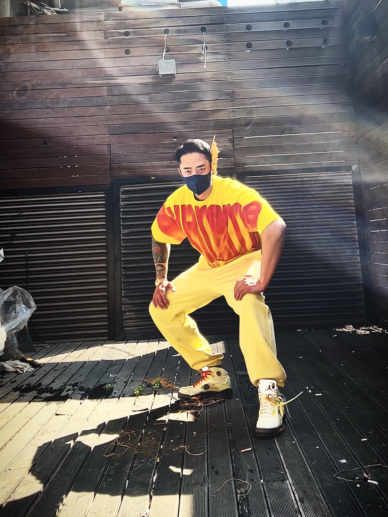 Supreme Bleed Logo S/S Top White - 20FW, Supreme x Nike Cargo Sweatpants Pale Yellow - 21SS 착용 스타일 - 4