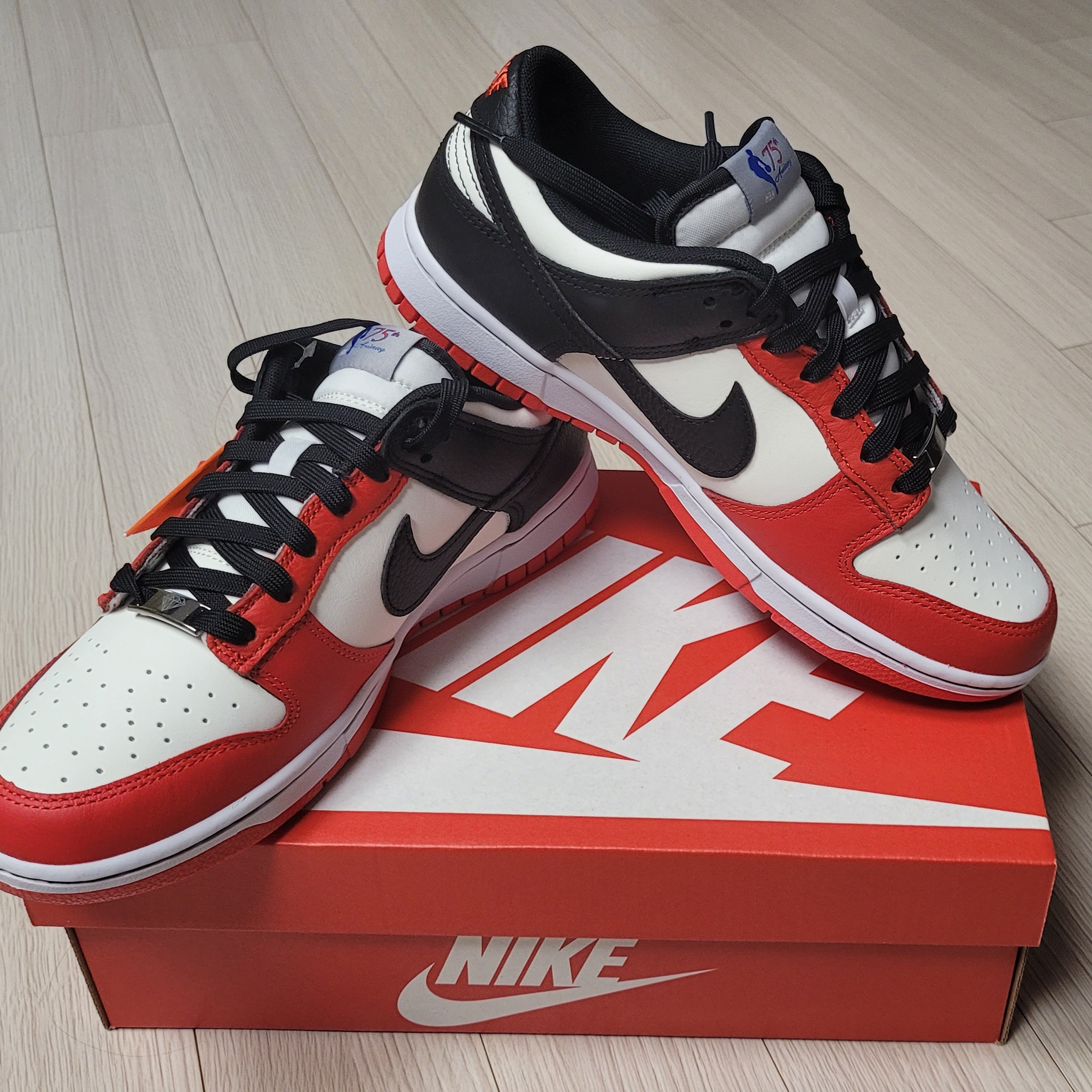 Nike x NBA Dunk Low Retro EMB Black and Chile Red 착용 스타일 - 2