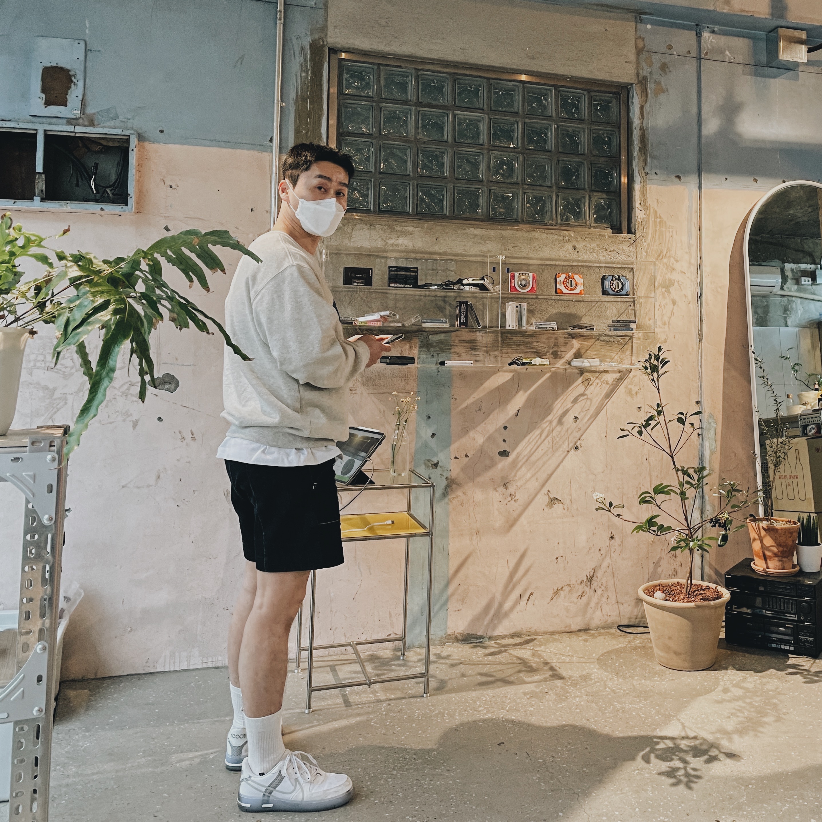 Nike Air Force 1 React White Light Bone 착용 스타일 - 2