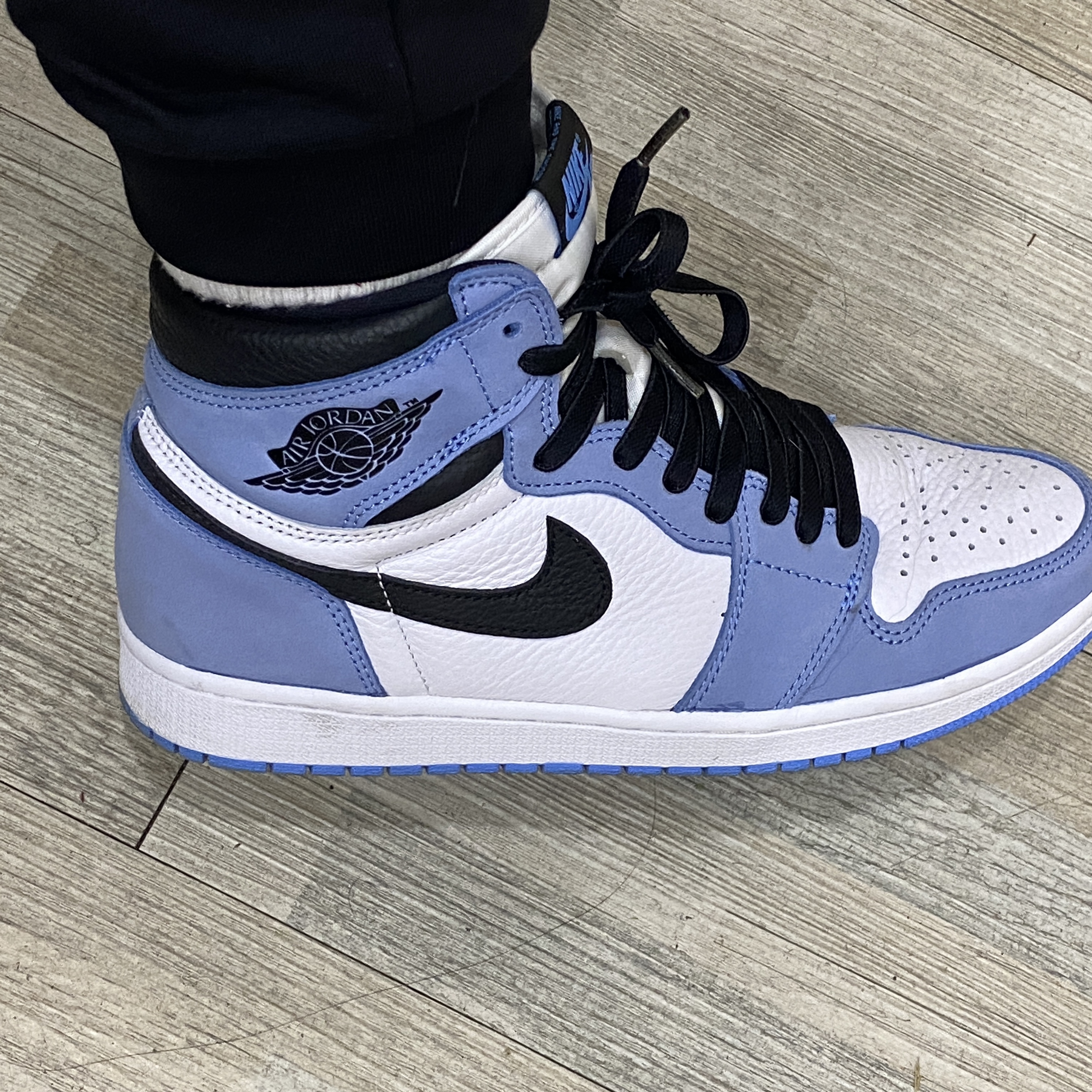 Jordan 1 Retro High OG University Blue 착용 스타일 - 1