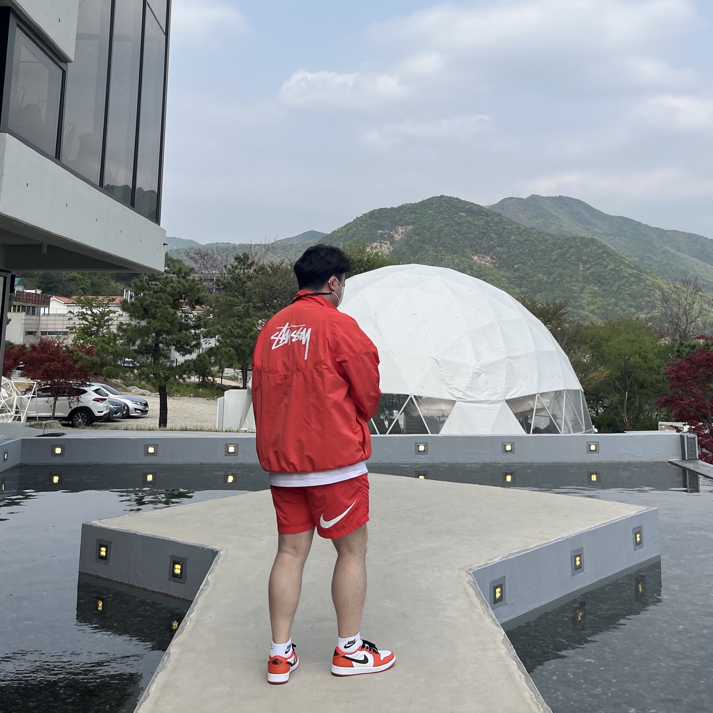 Nike x Stussy Windrunner Jacket Habanero Red, Nike x Stussy Water Shorts Habanero Red 착용 스타일