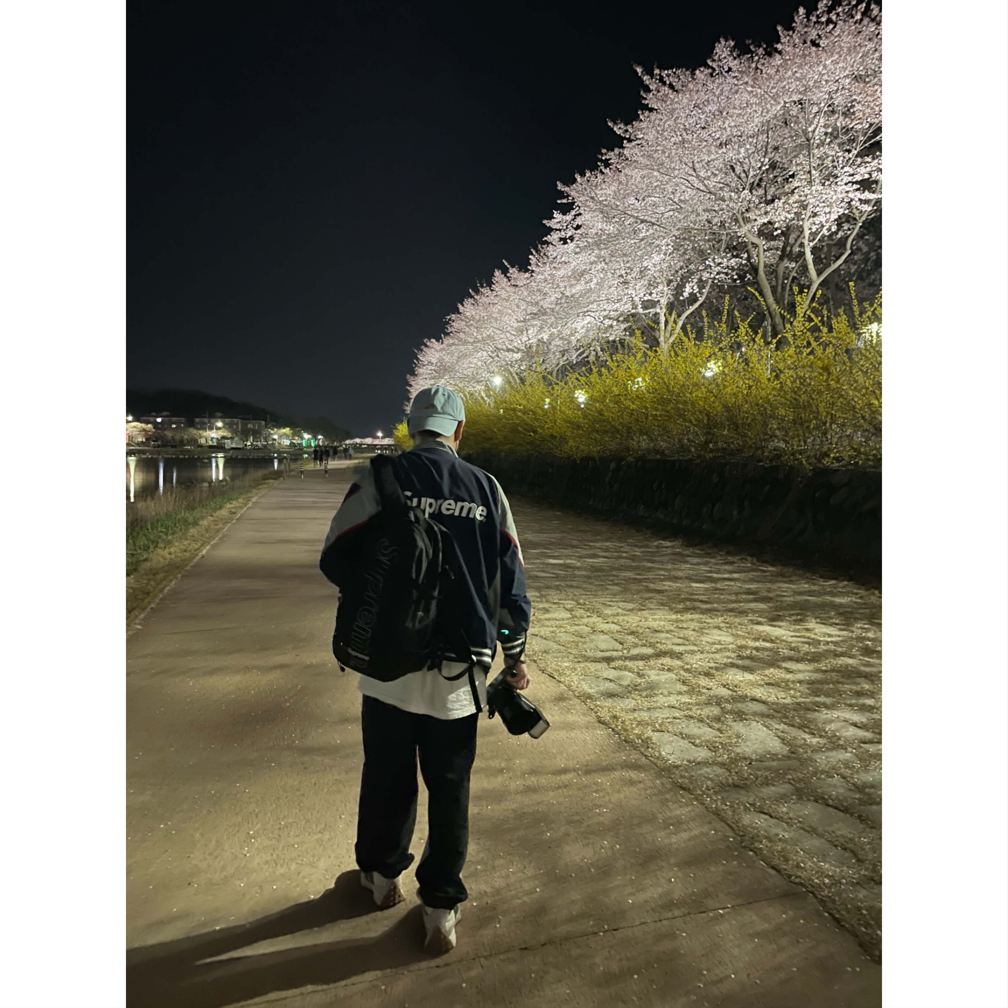 Supreme x New York Yankees Track Jacket Navy - 21FW, Supreme Backpack Black - 18FW 착용 스타일