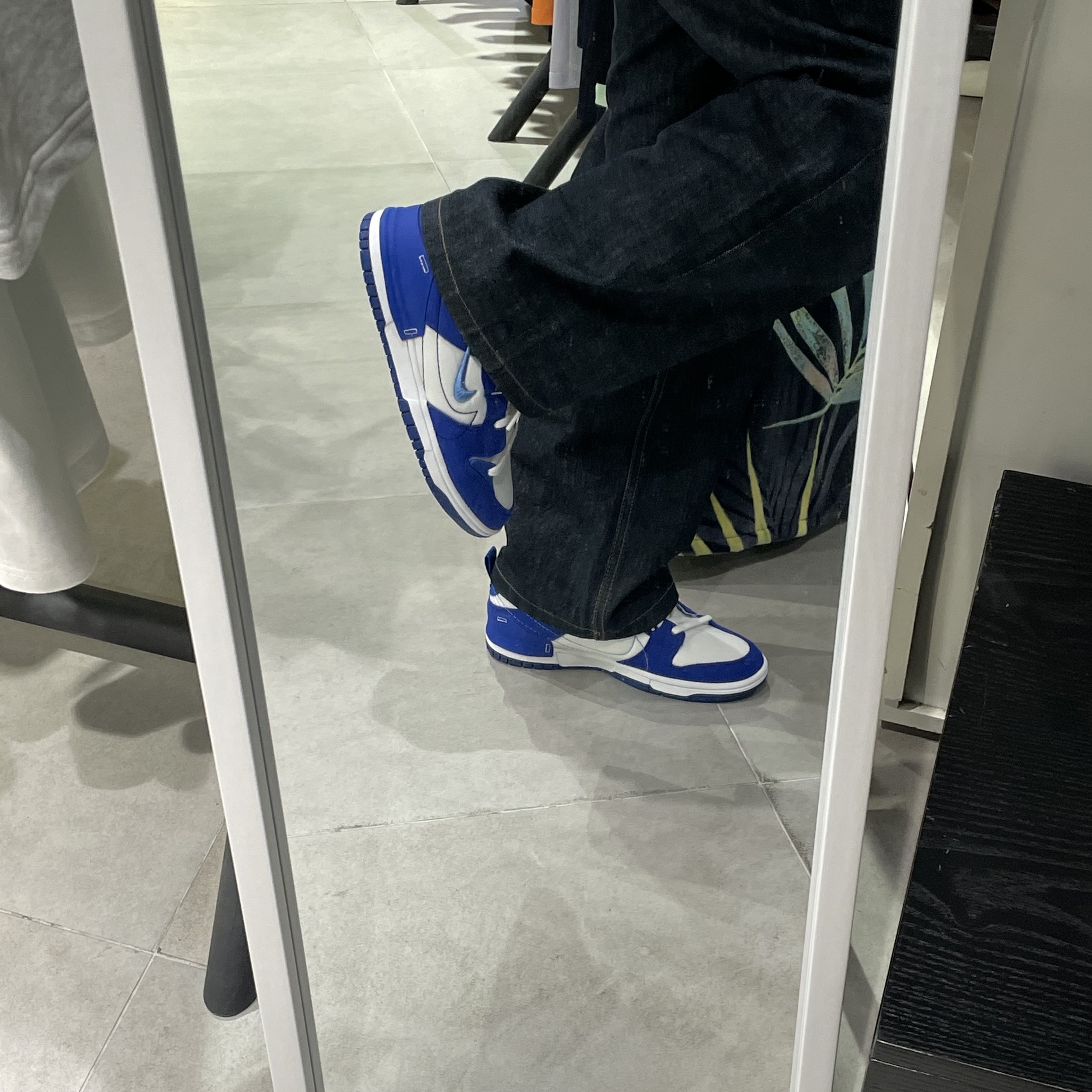 (W) Nike Dunk Low Disrupt 2 White and University Blue 착용 스타일 - 2