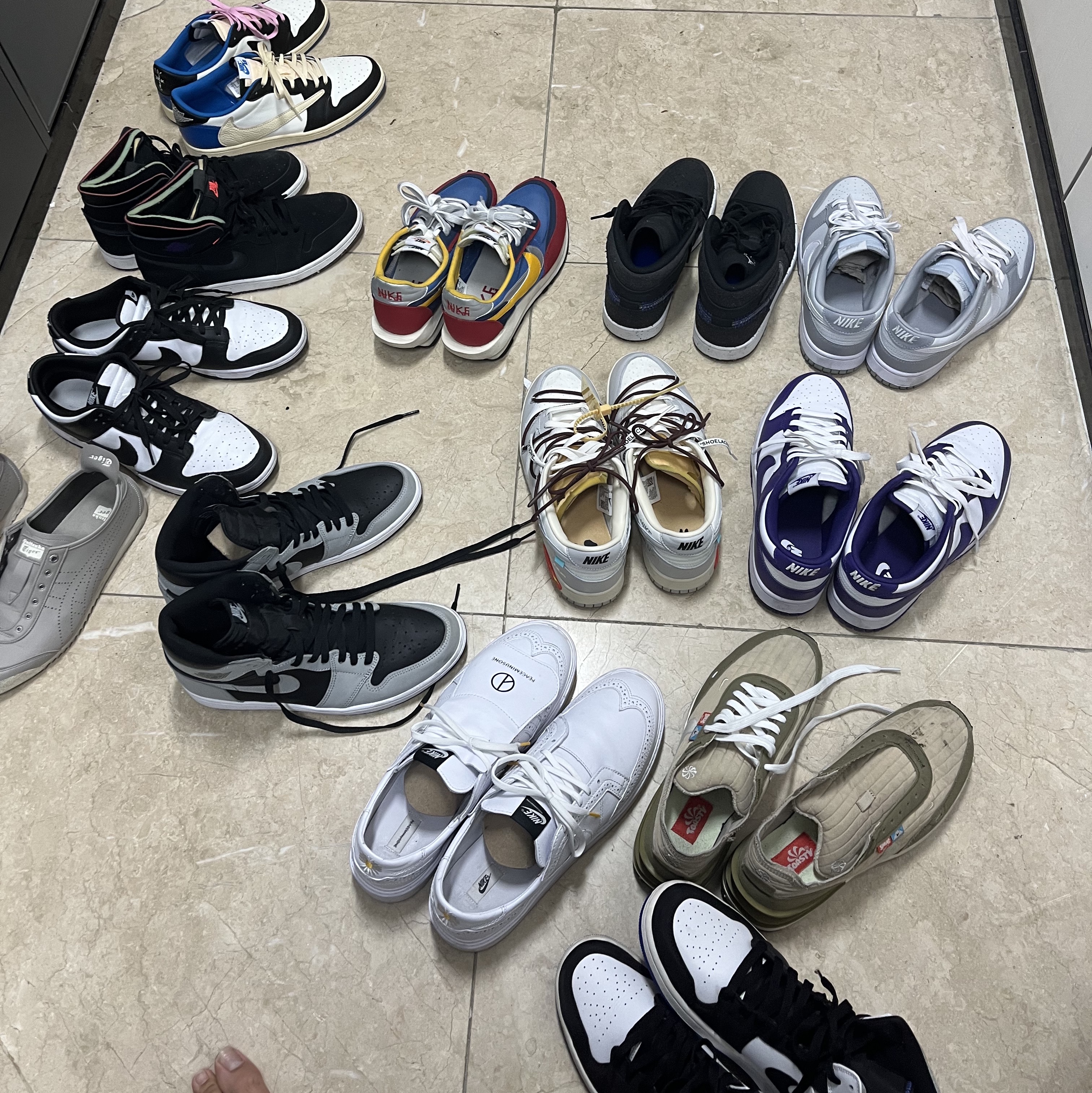 Jordan 1 x Travis Scott x Fragment Retro Low OG SP Military Blue, Jordan 1 Zoom Air CMFT Court Black 착용 스타일