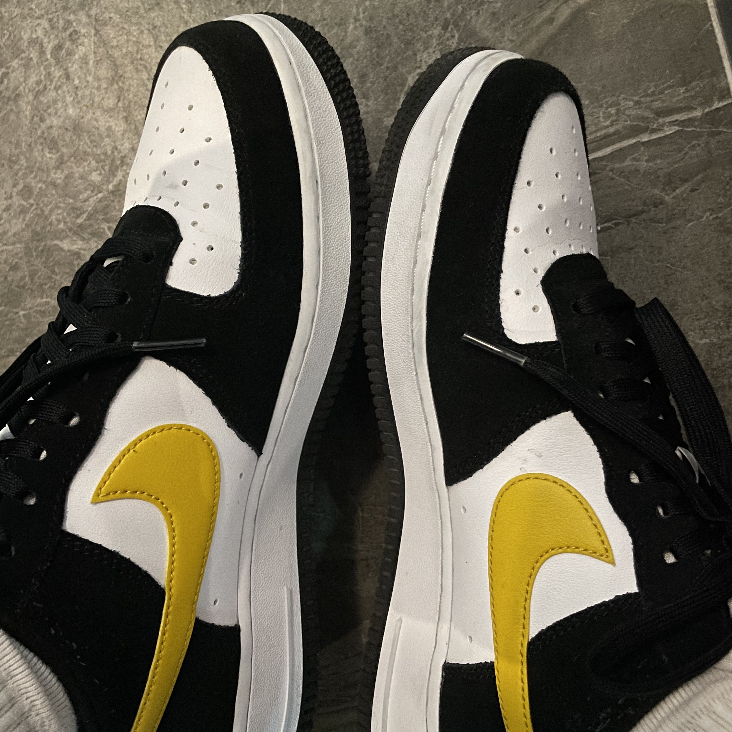 Nike Air Force 1 '07 LV8 Athletic Club Black Dark Sulfur 착용 스타일