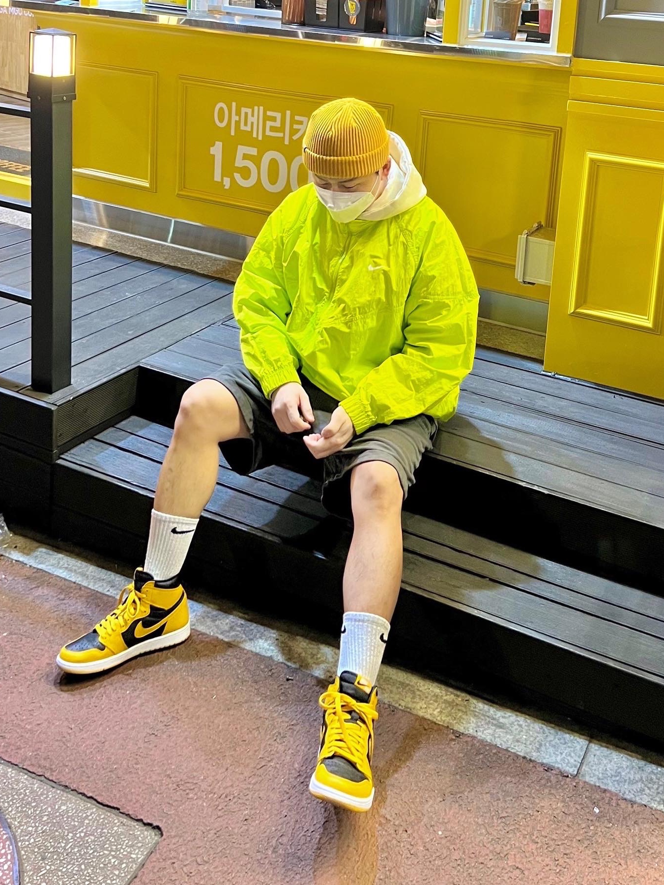 Nike x Stussy Windrunner Jacket Bright Cactus, Jordan 1 Retro High OG Pollen 착용 스타일 - 2