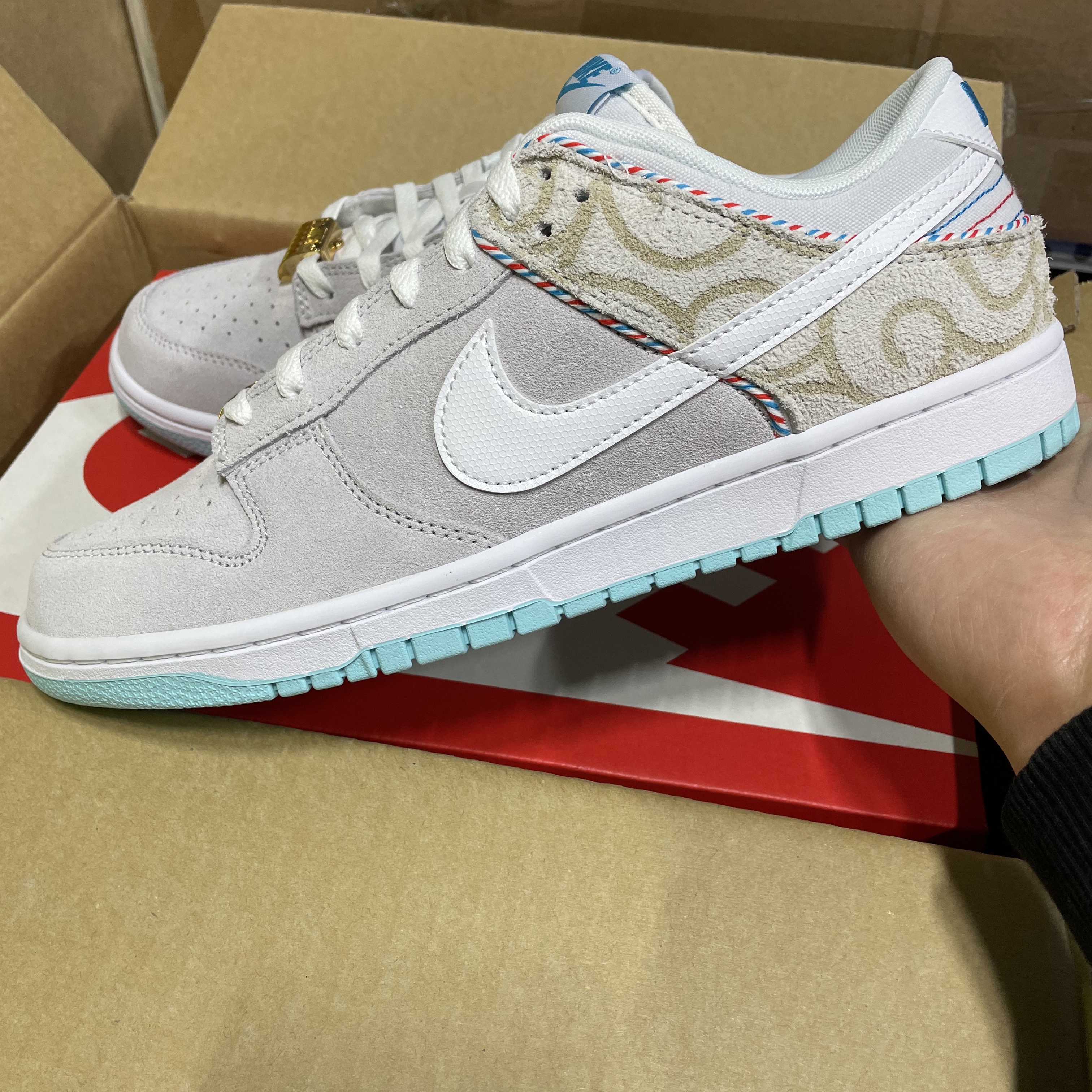 Nike Dunk Low Retro SE Barber Shop Grey 착용 스타일 - 1