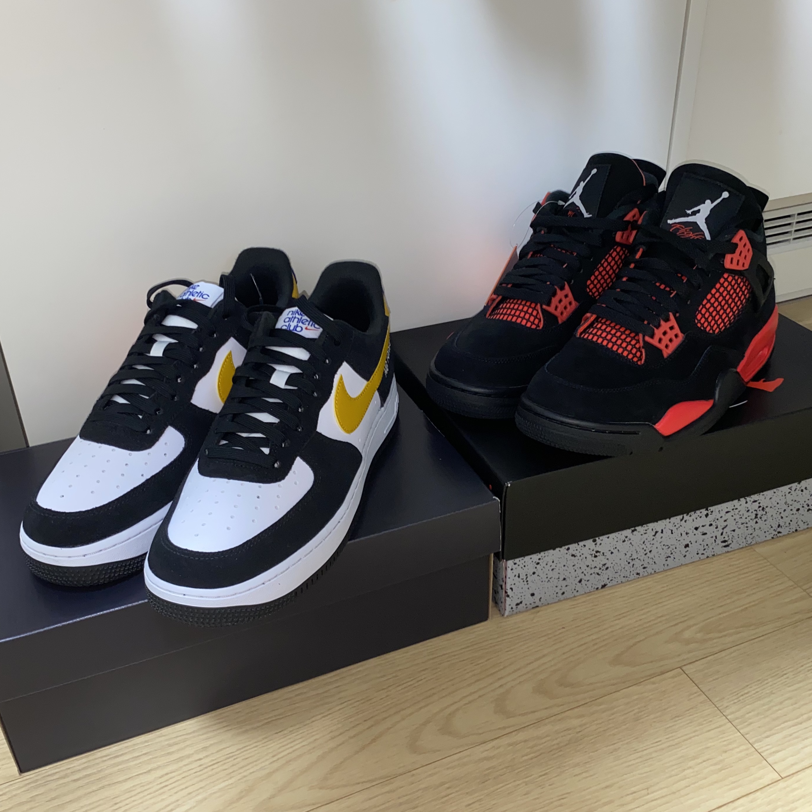 Nike Air Force 1 '07 LV8 Athletic Club Black Dark Sulfur, Jordan 4 Retro Crimson 착용 스타일