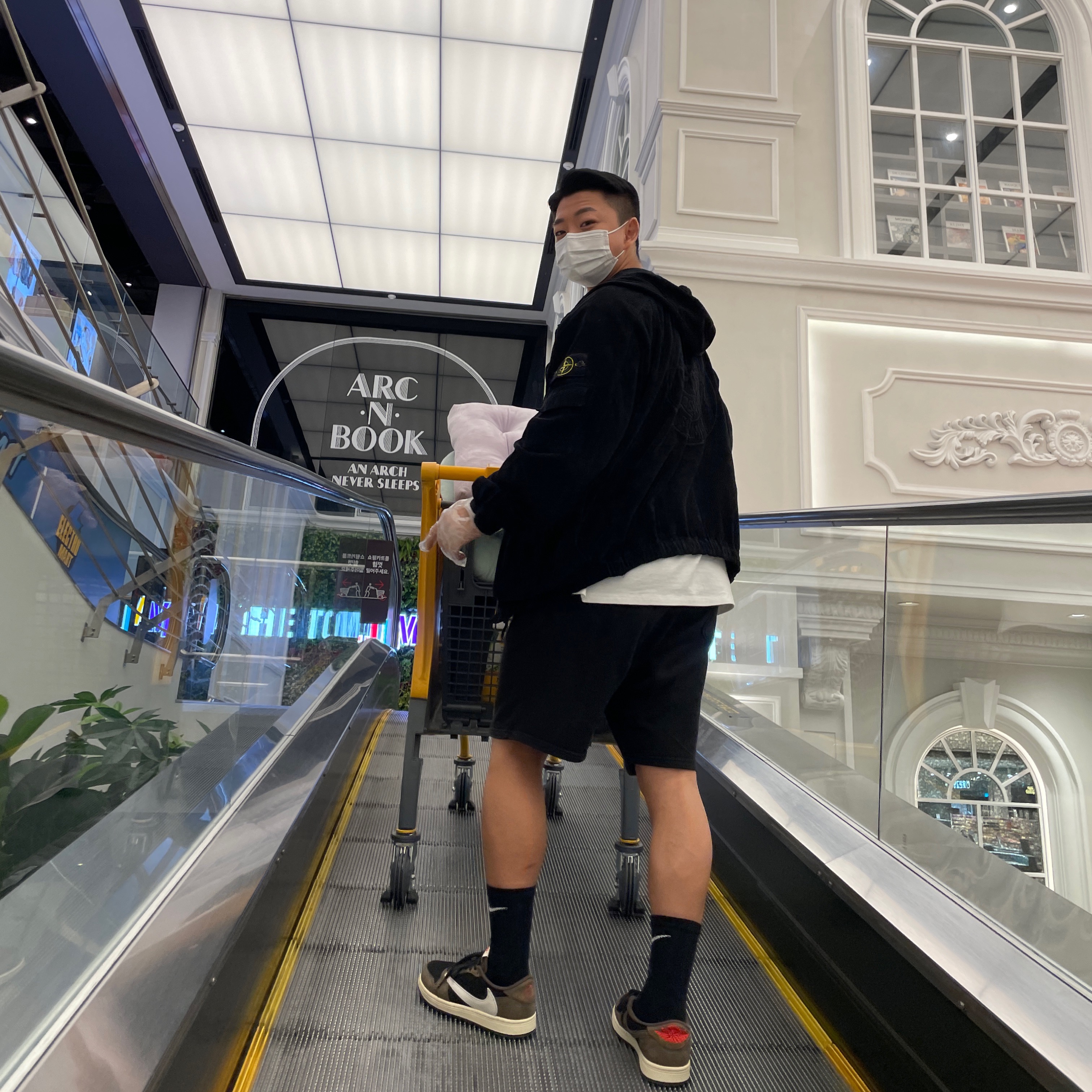 Jordan 1 x Travis Scott Retro Low OG SP Mocha, Supreme x Stone Island Corduroy Jacket Black - 20FW 착용 스타일