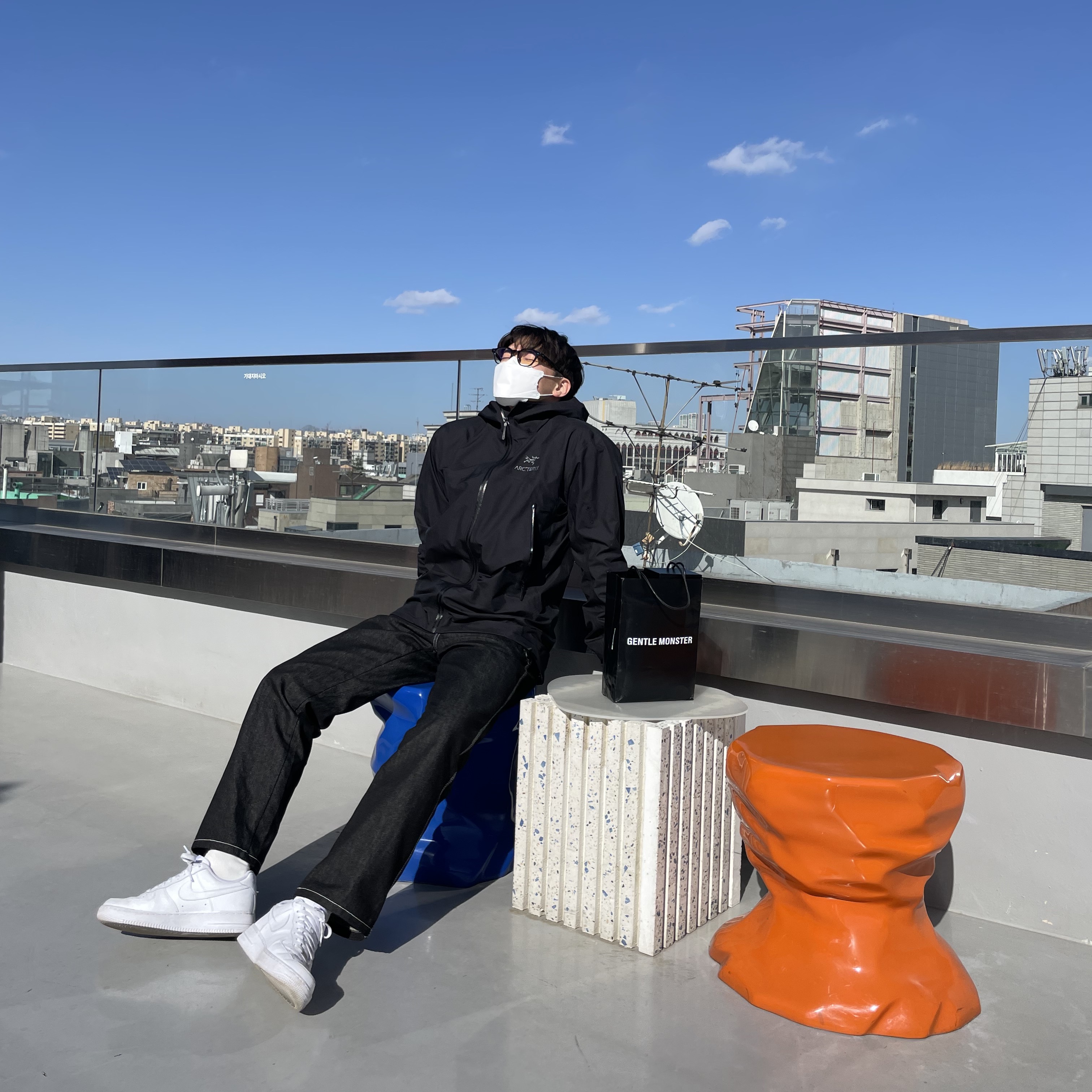 Arc'teryx Beta Jacket Black, Nike Air Force 1 '07 Low White 착용 스타일