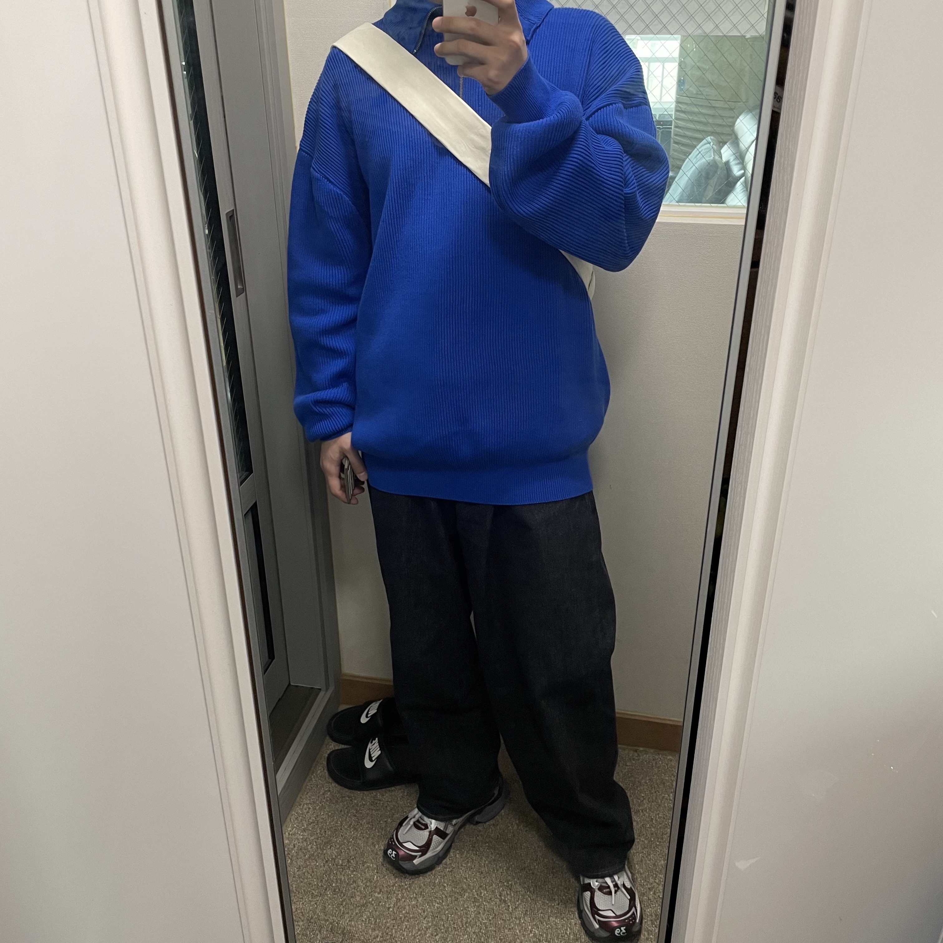 Balenciaga Runner Sneakers Grey Burgundy 착용 스타일 - 1