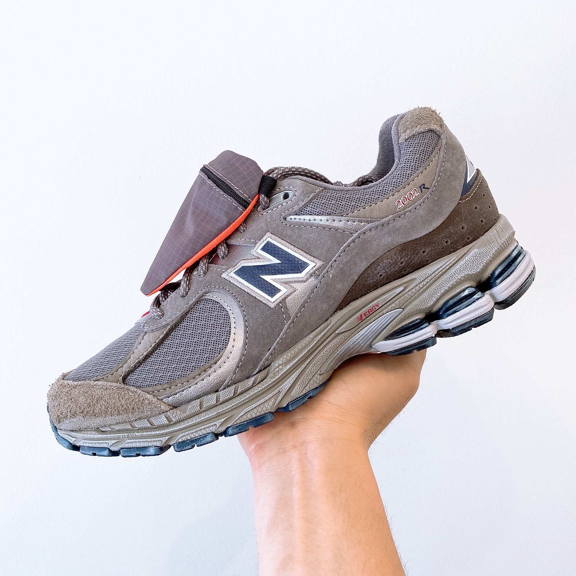 New Balance 2002R Premium Vintage Grey 착용 스타일 - 1