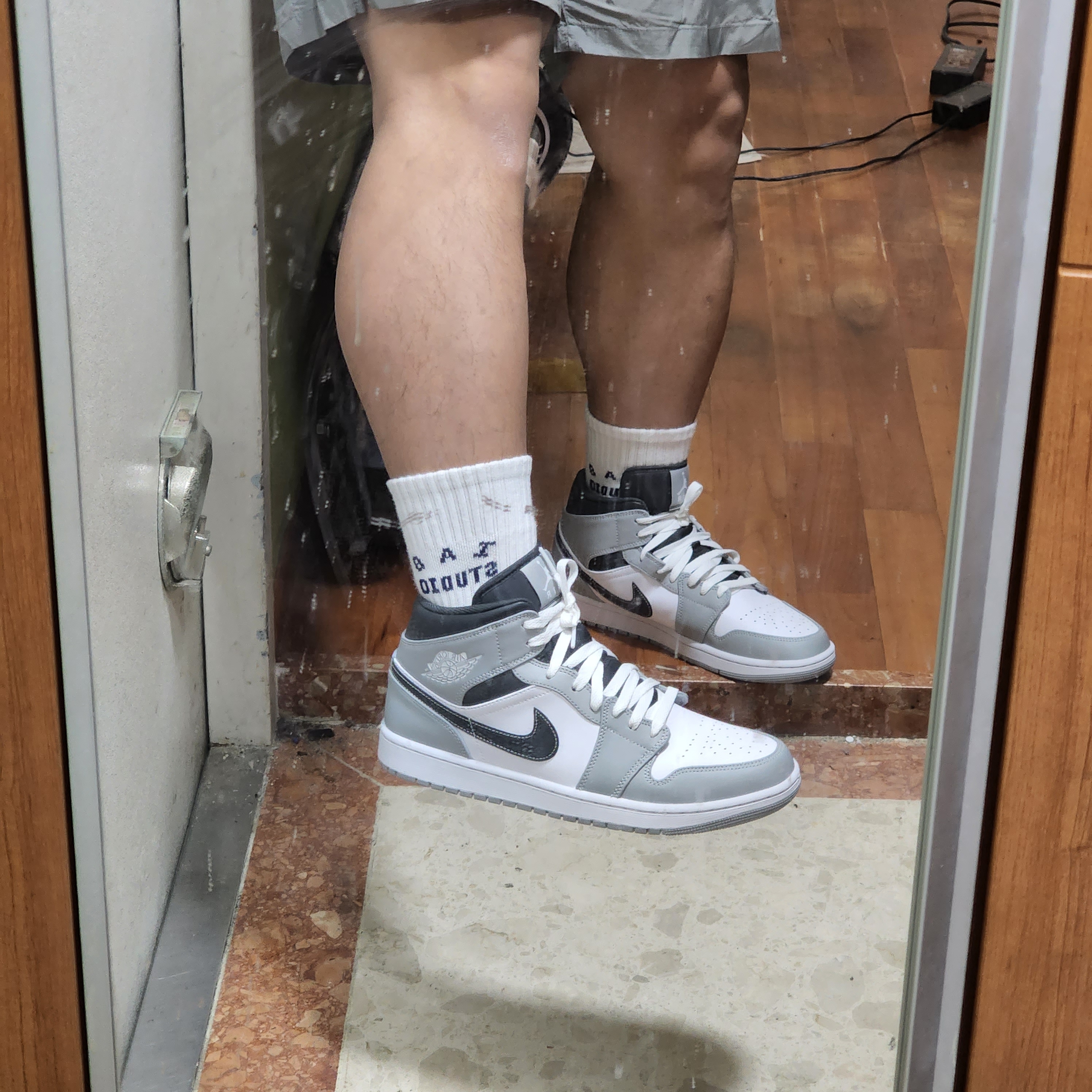 Jordan 1 Mid Light Smoke Grey Anthracite, IAB Studio Socks Pack Black Navy White 착용 스타일 - 2