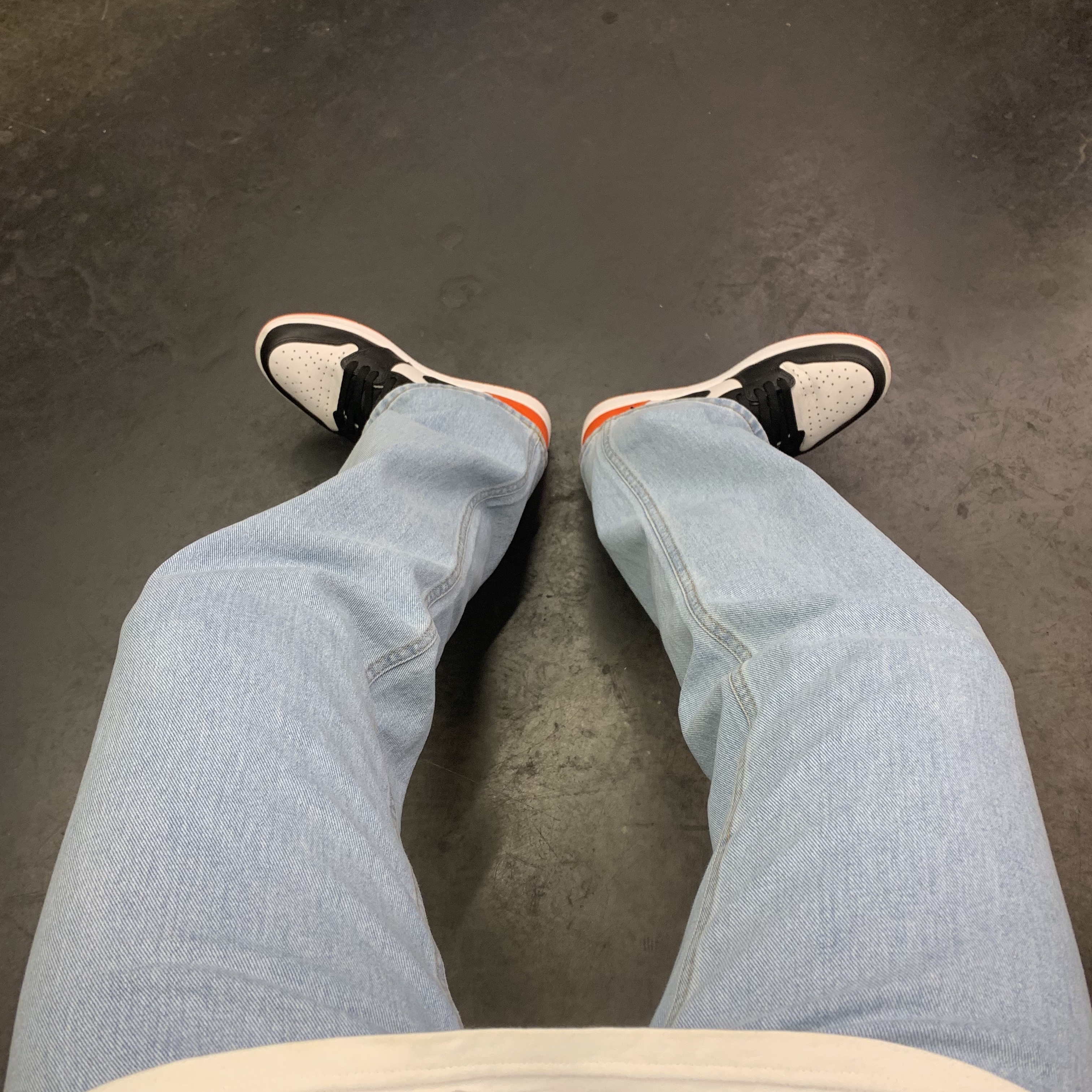 Jordan 1 Retro High OG Electro Orange 착용 스타일