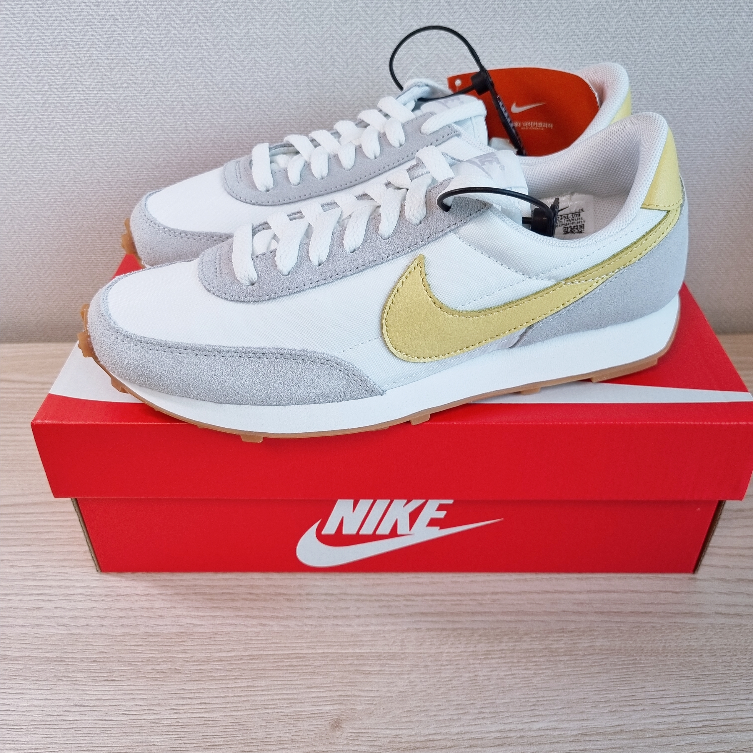 (W) Nike Daybreak Summit White Saturn Gold 착용 스타일