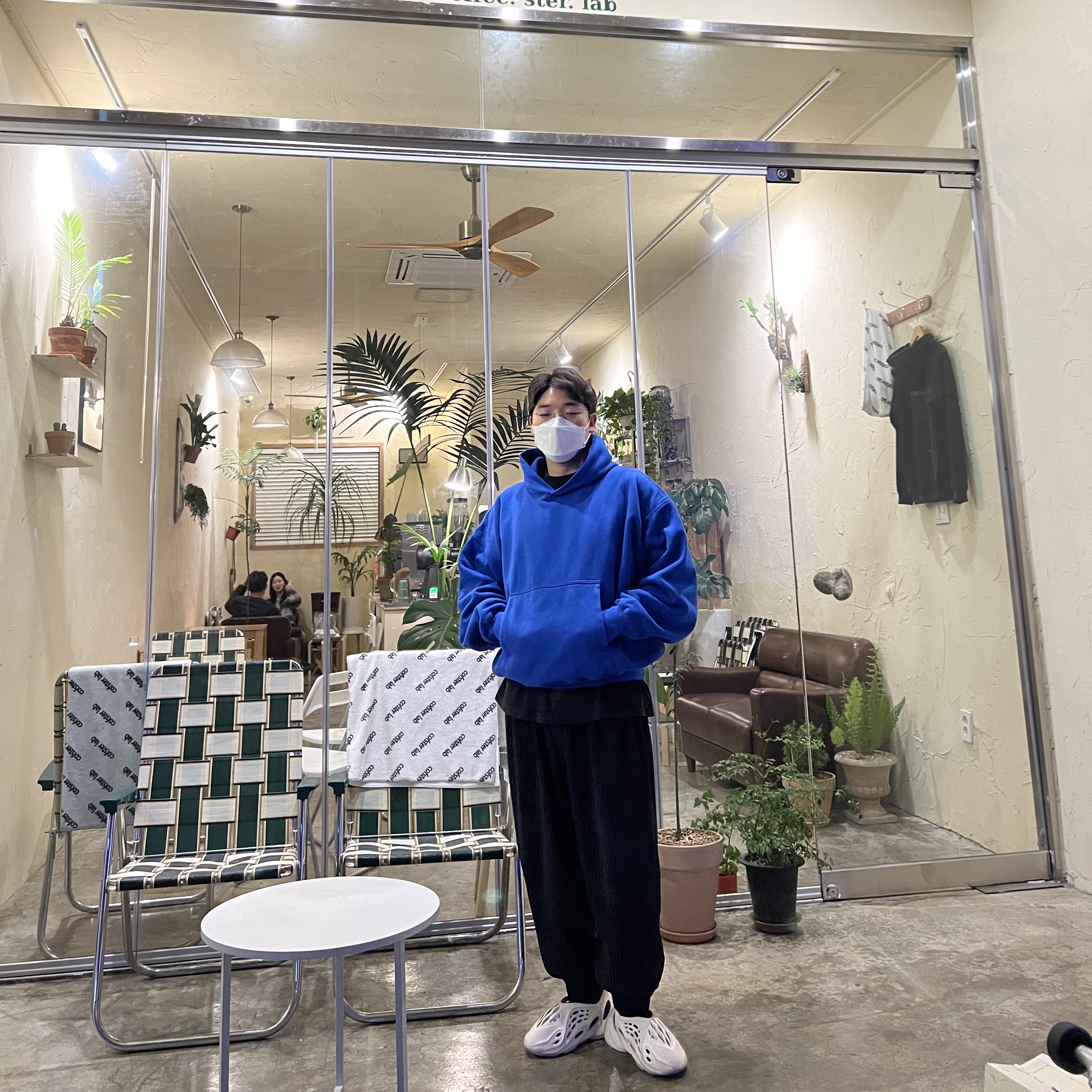 Yeezy Gap Hoodie Blue, Adidas Yeezy Foam RNNR Sand 착용 스타일 - 2