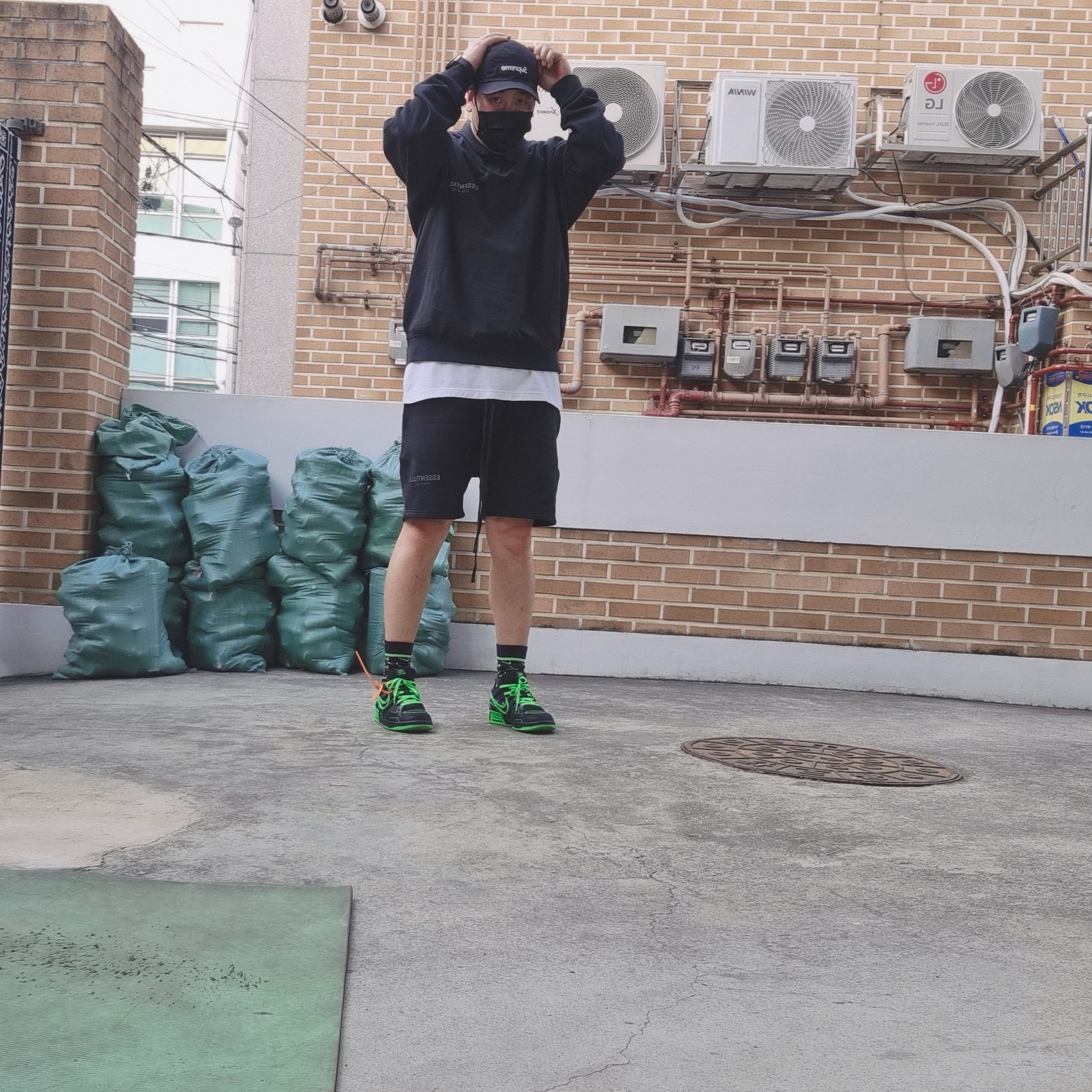 Essentials The Core Collection Sweatshorts Black, Essentials Long Sleeve Boxy Polo Black - 20FW 착용 스타일