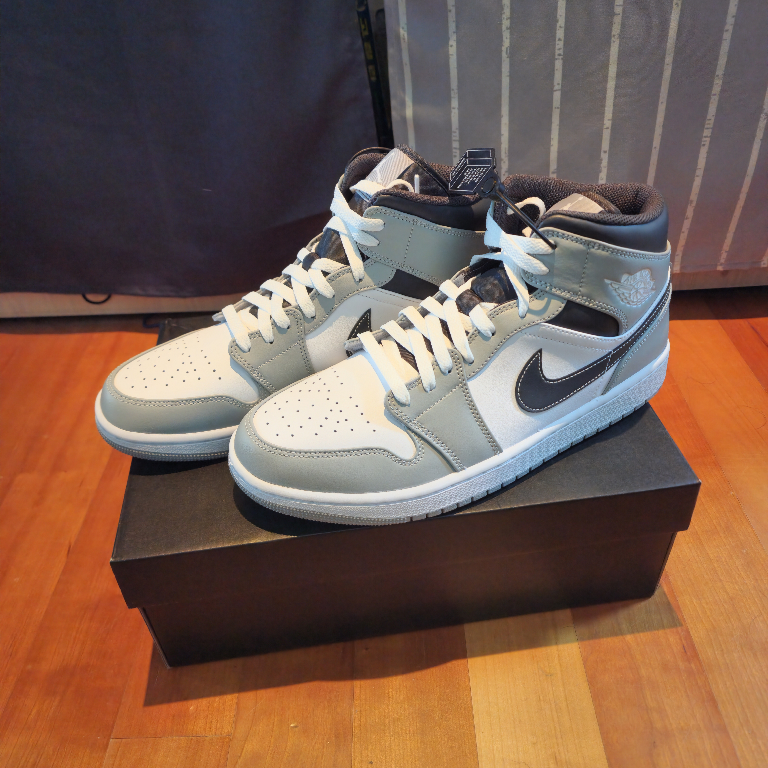 Jordan 1 Mid Light Smoke Grey Anthracite, IAB Studio Socks Pack Black Navy White 착용 스타일 - 1