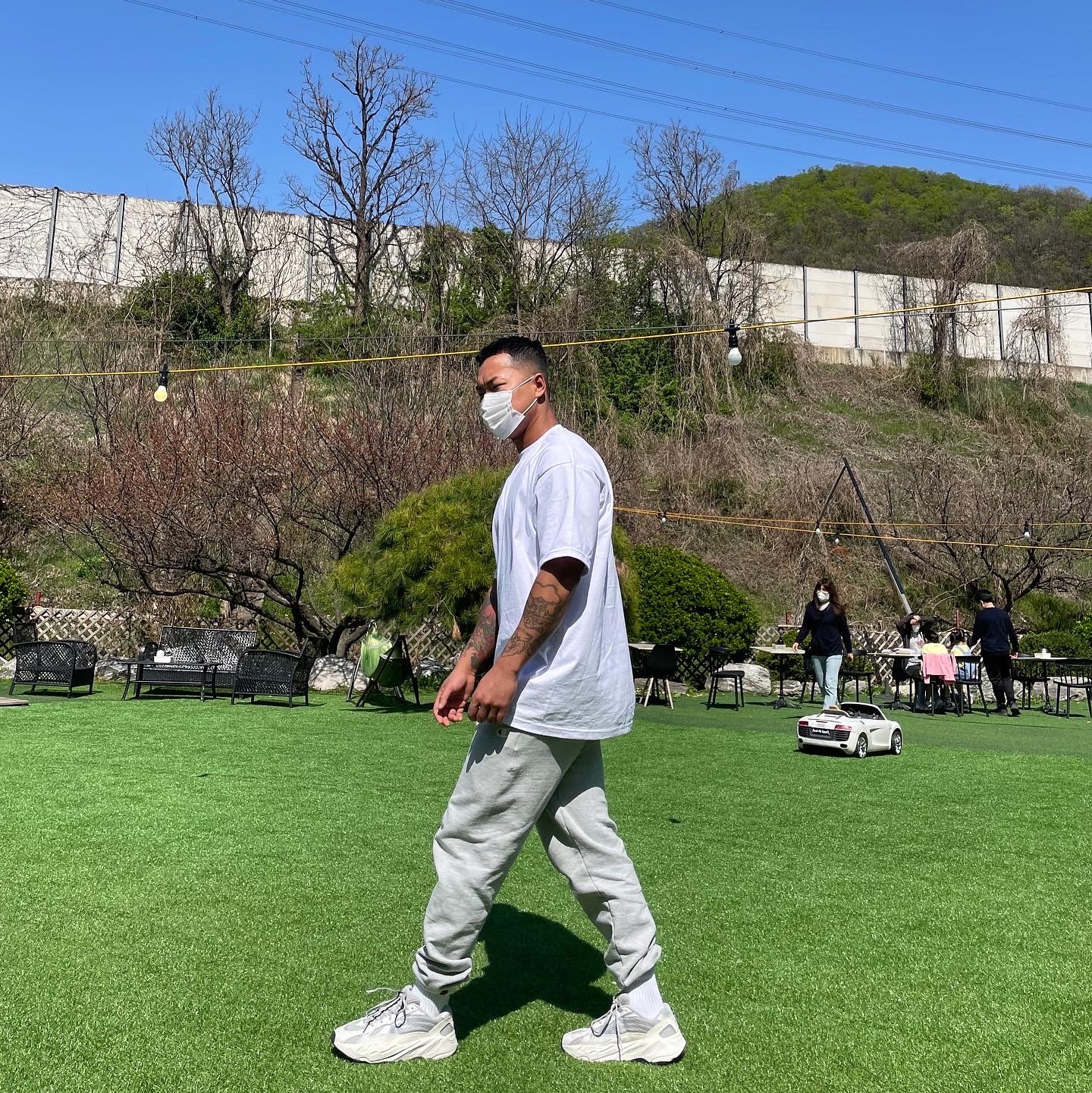 Adidas Yeezy Boost 700 V2 Static 2022 착용 스타일 - 2