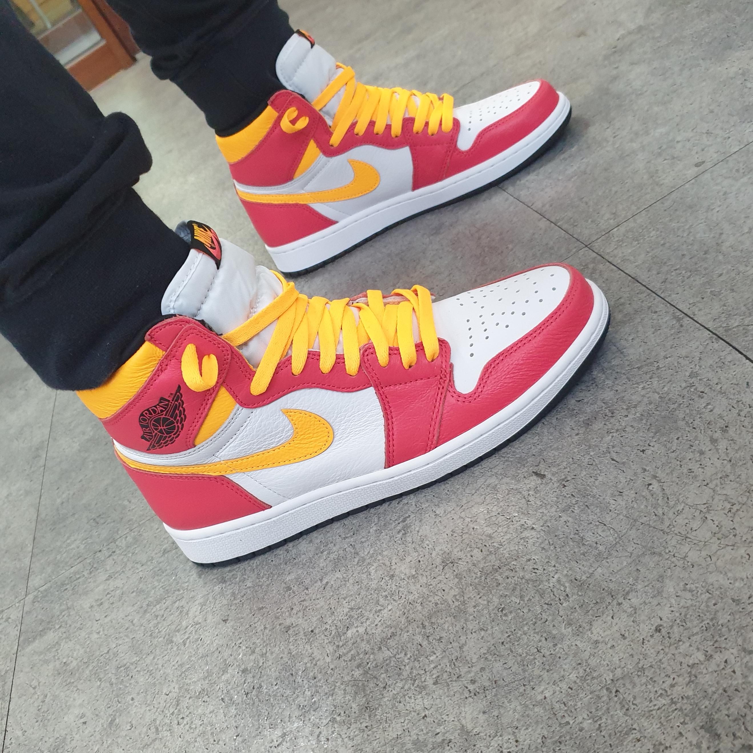Jordan 1 Retro High OG Light Fusion Red 착용 스타일 - 3