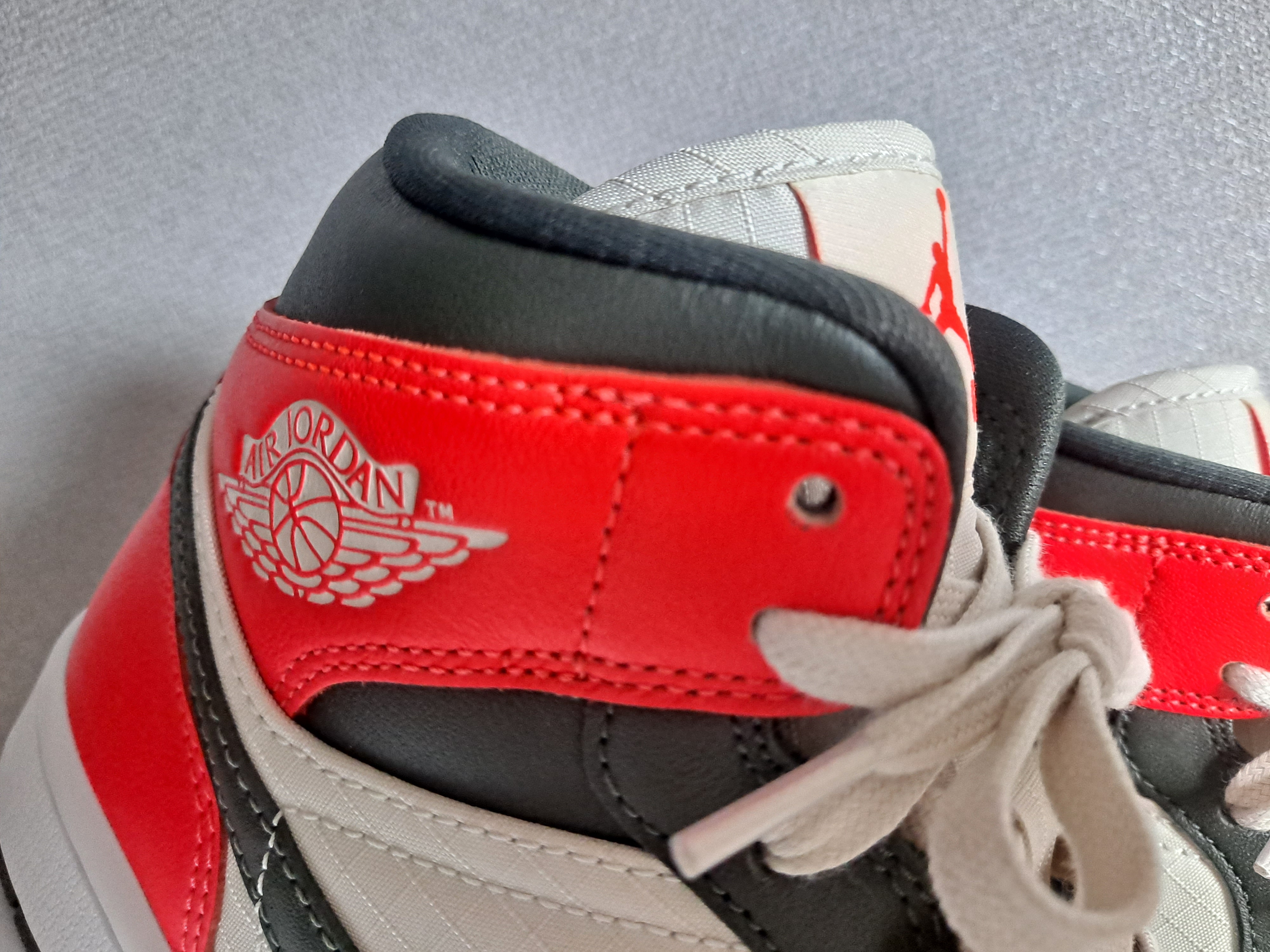 (W) Jordan 1 Mid SE Newsprint 착용 스타일 - 2
