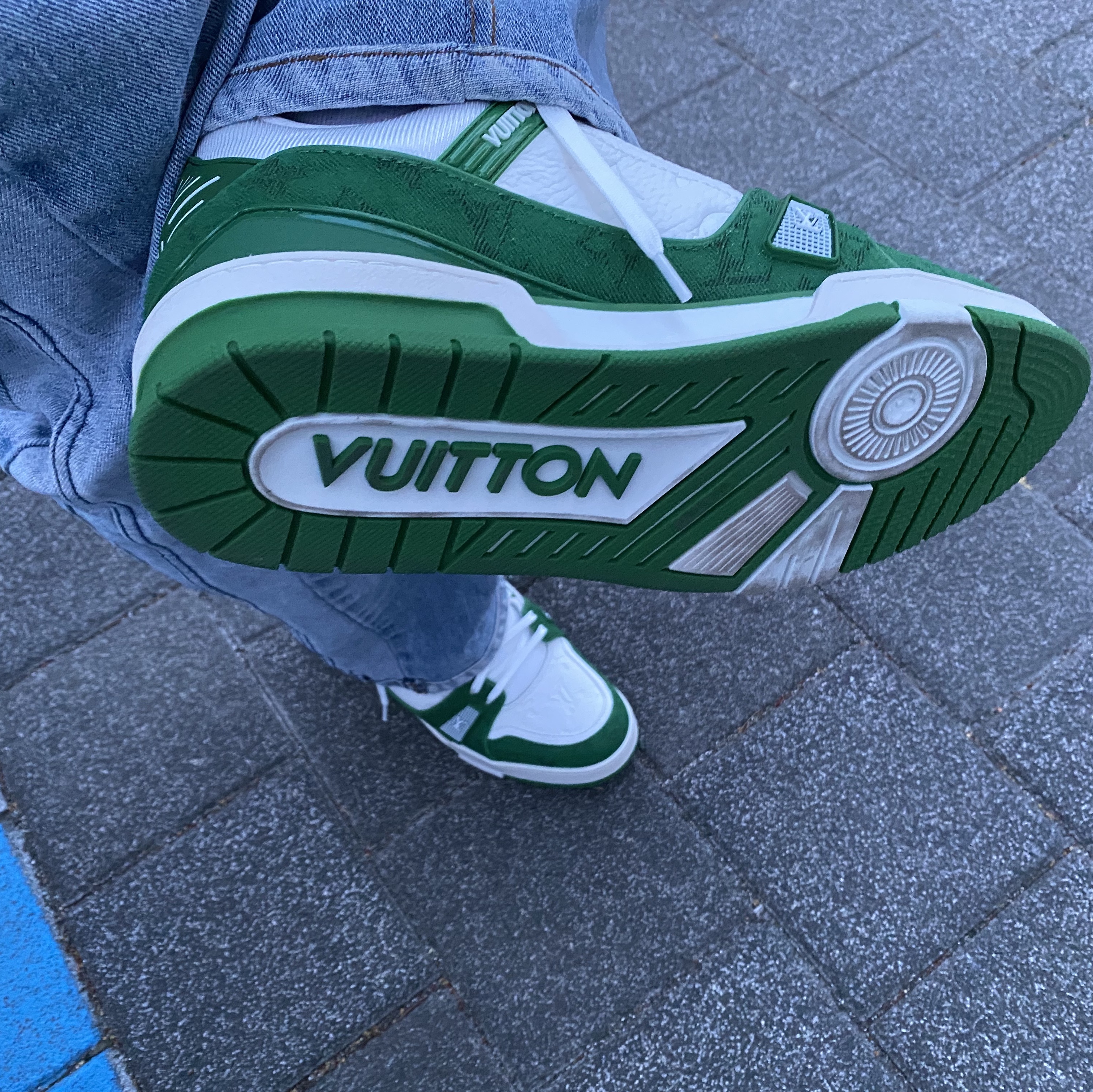 Louis Vuitton LV Trainer Sneakers Monogram Denim Green 착용 스타일 - 3