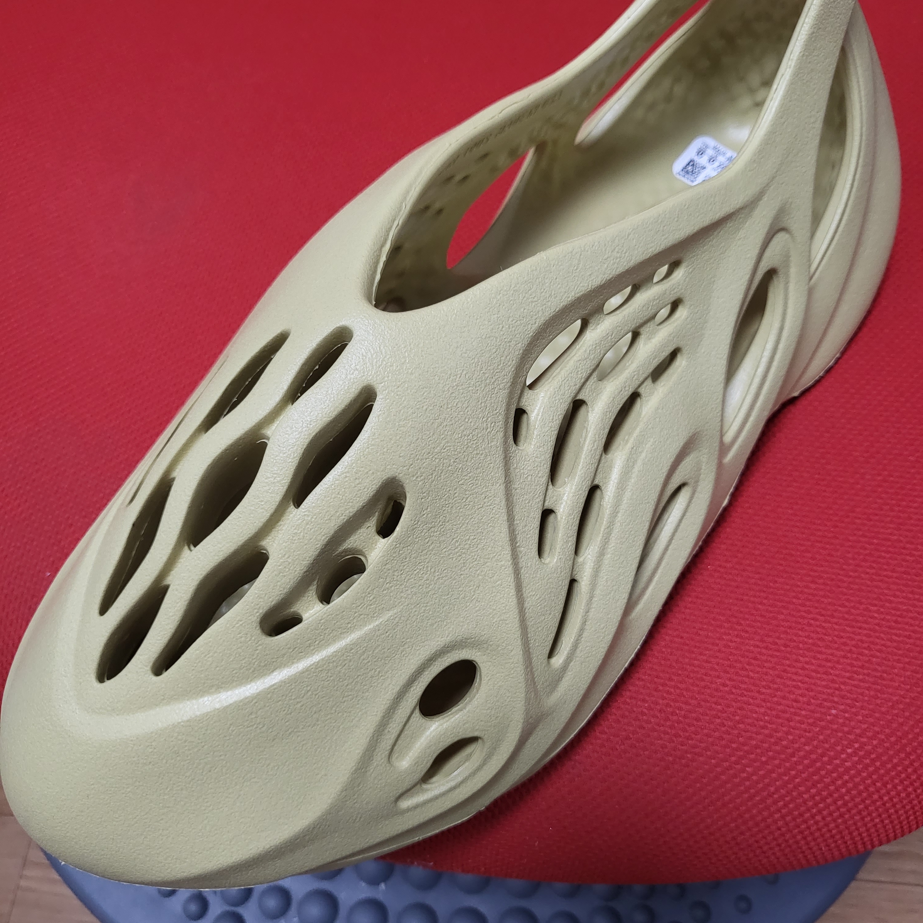Adidas Yeezy Foam RNNR Sulfur 착용 스타일 - 1