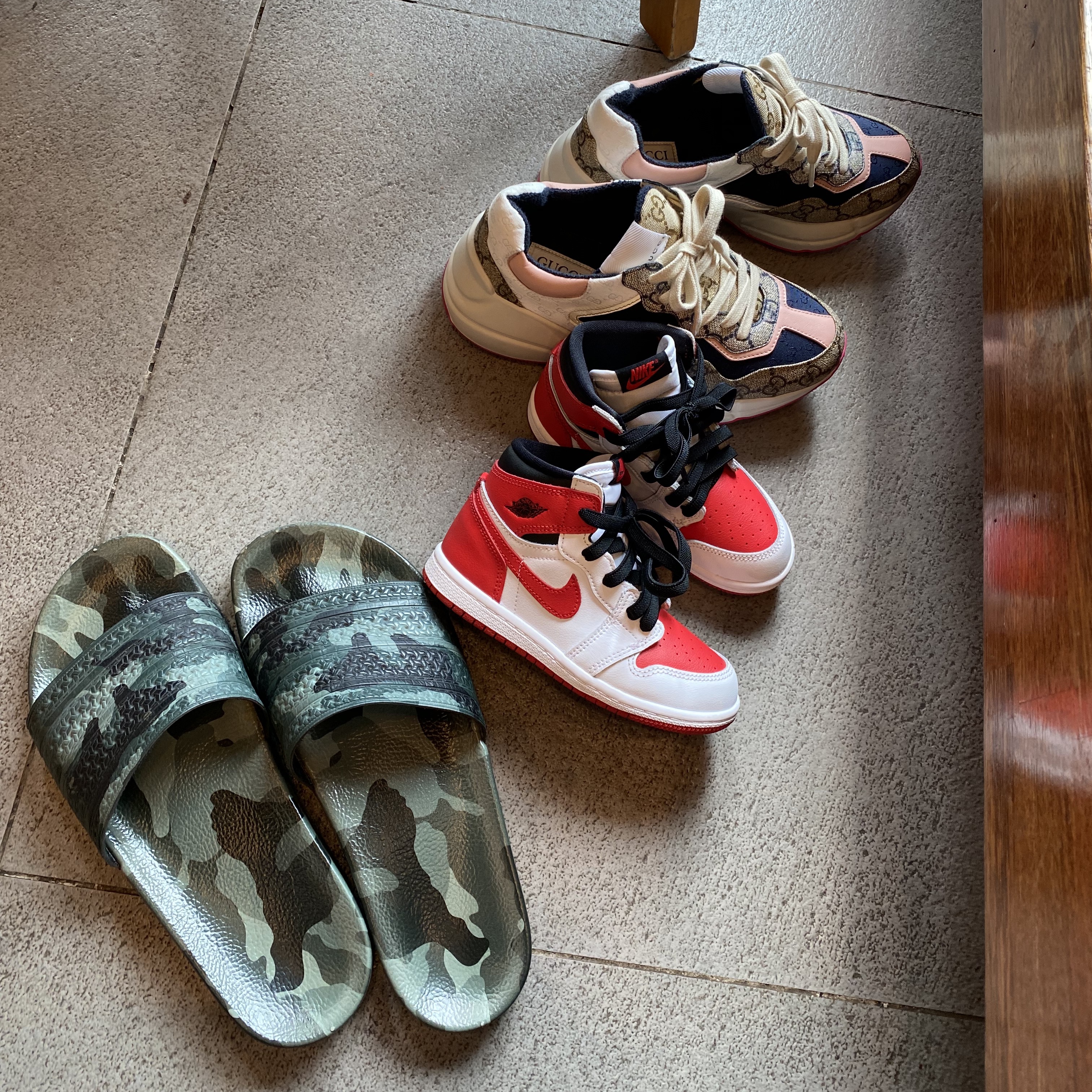 (W) Gucci GG Rhyton Beige Sneakers Ebony Blue, (TD) Jordan 1 Retro High OG Heritage 착용 스타일