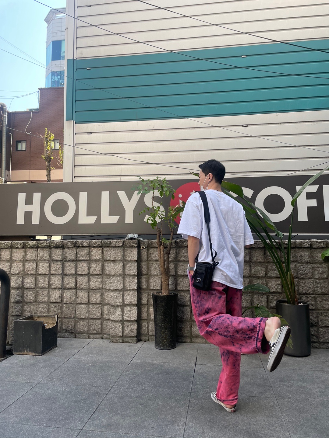Acne Studios Logo Plaque Pocket Bag Black, Vans Vault OG Classic Slip-On Checkerboard 착용 스타일