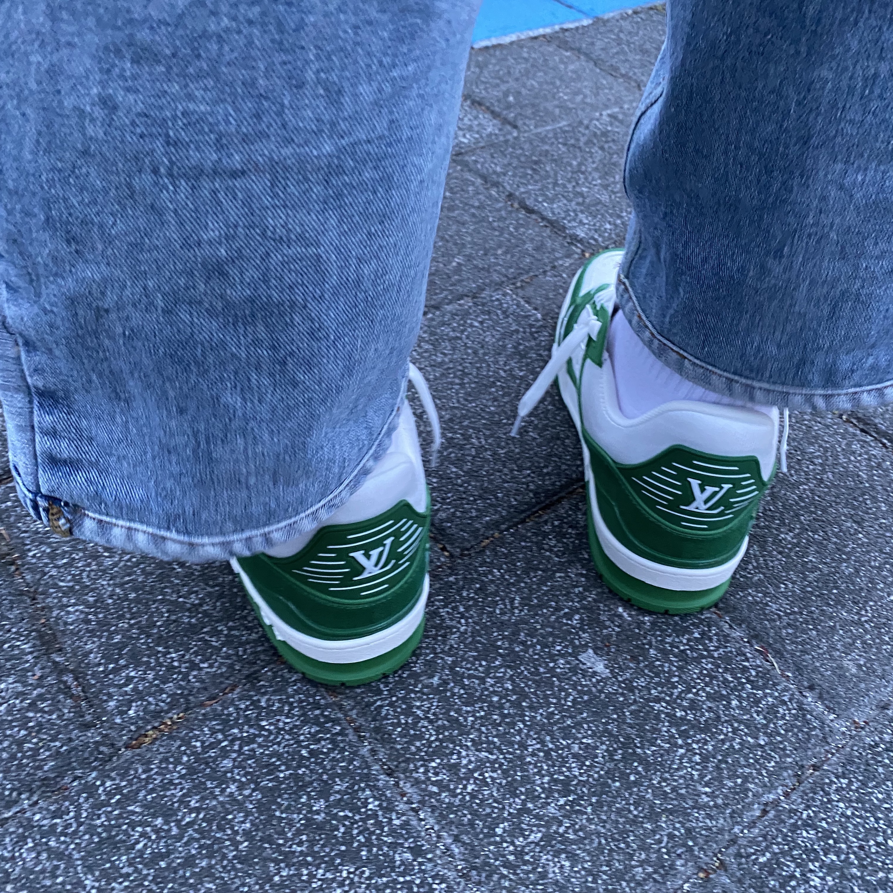 Louis Vuitton LV Trainer Sneakers Monogram Denim Green 착용 스타일 - 2