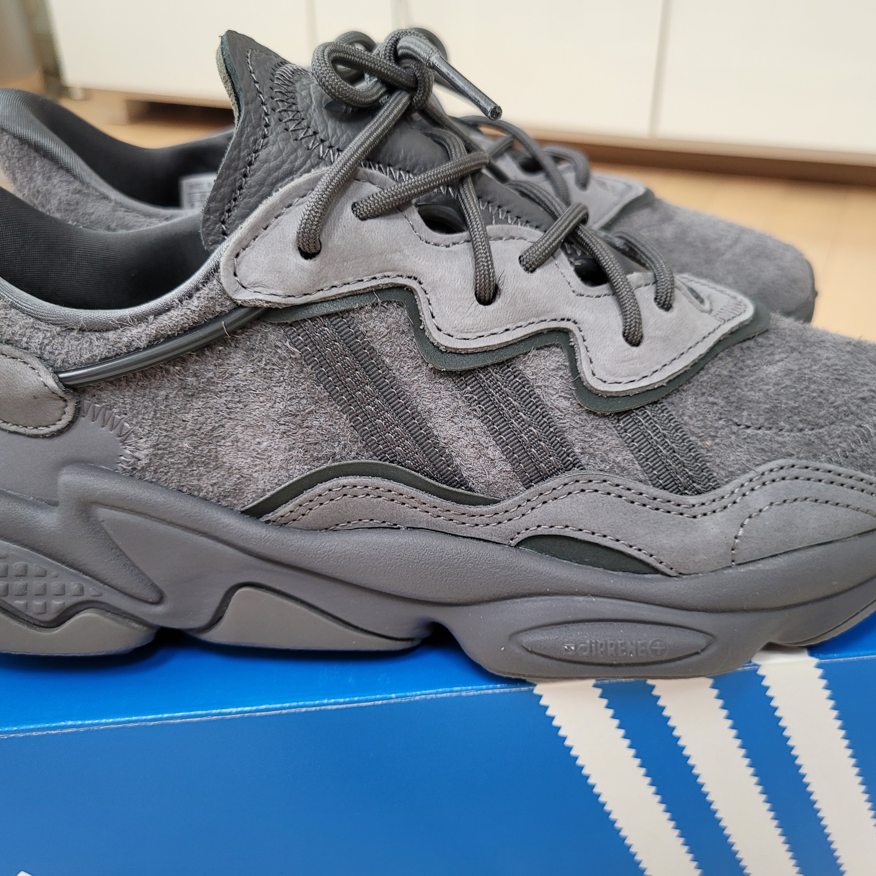 Adidas Ozweego Grey 착용 스타일 - 2