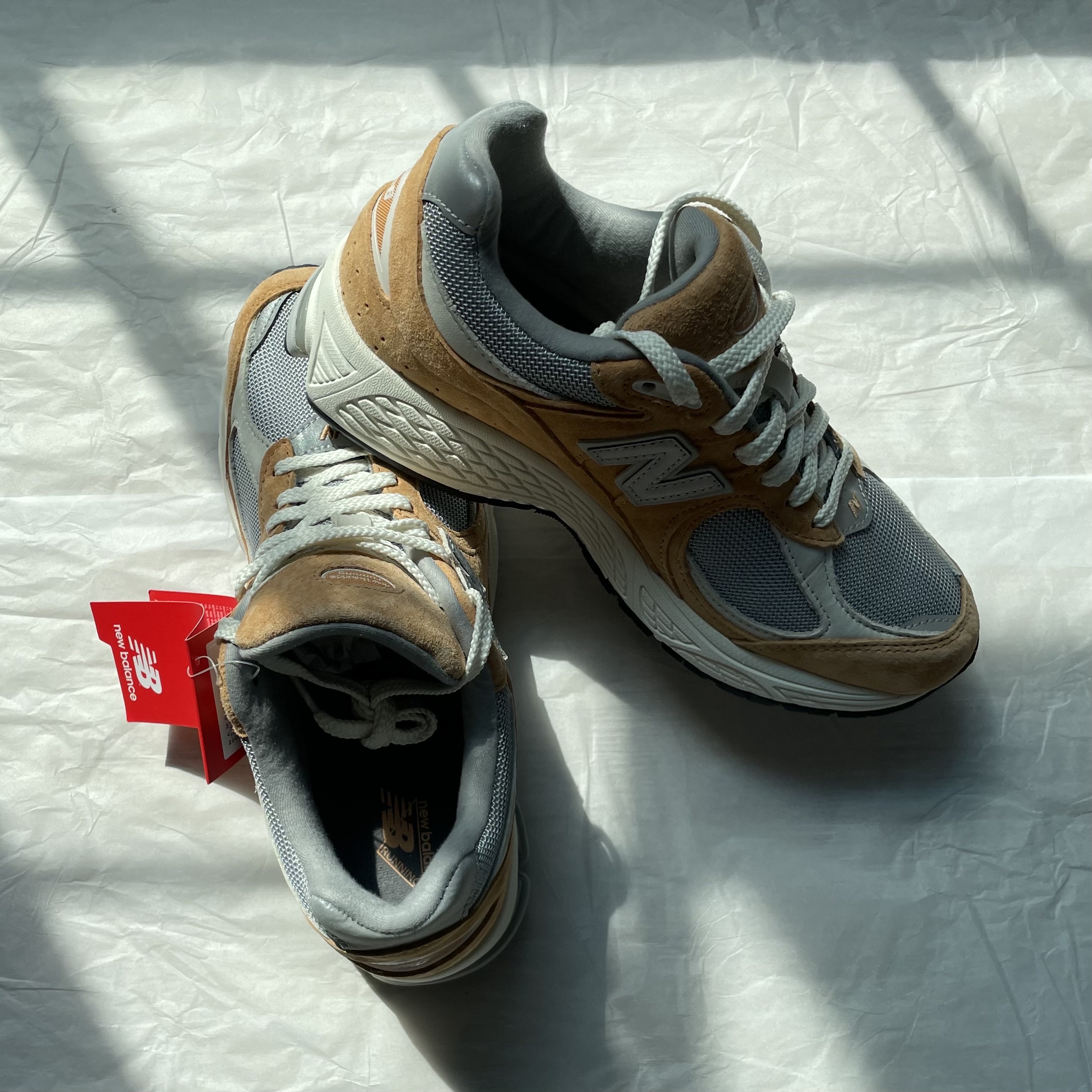 New Balance 2002R Special Vintage Beige 착용 스타일 - 3