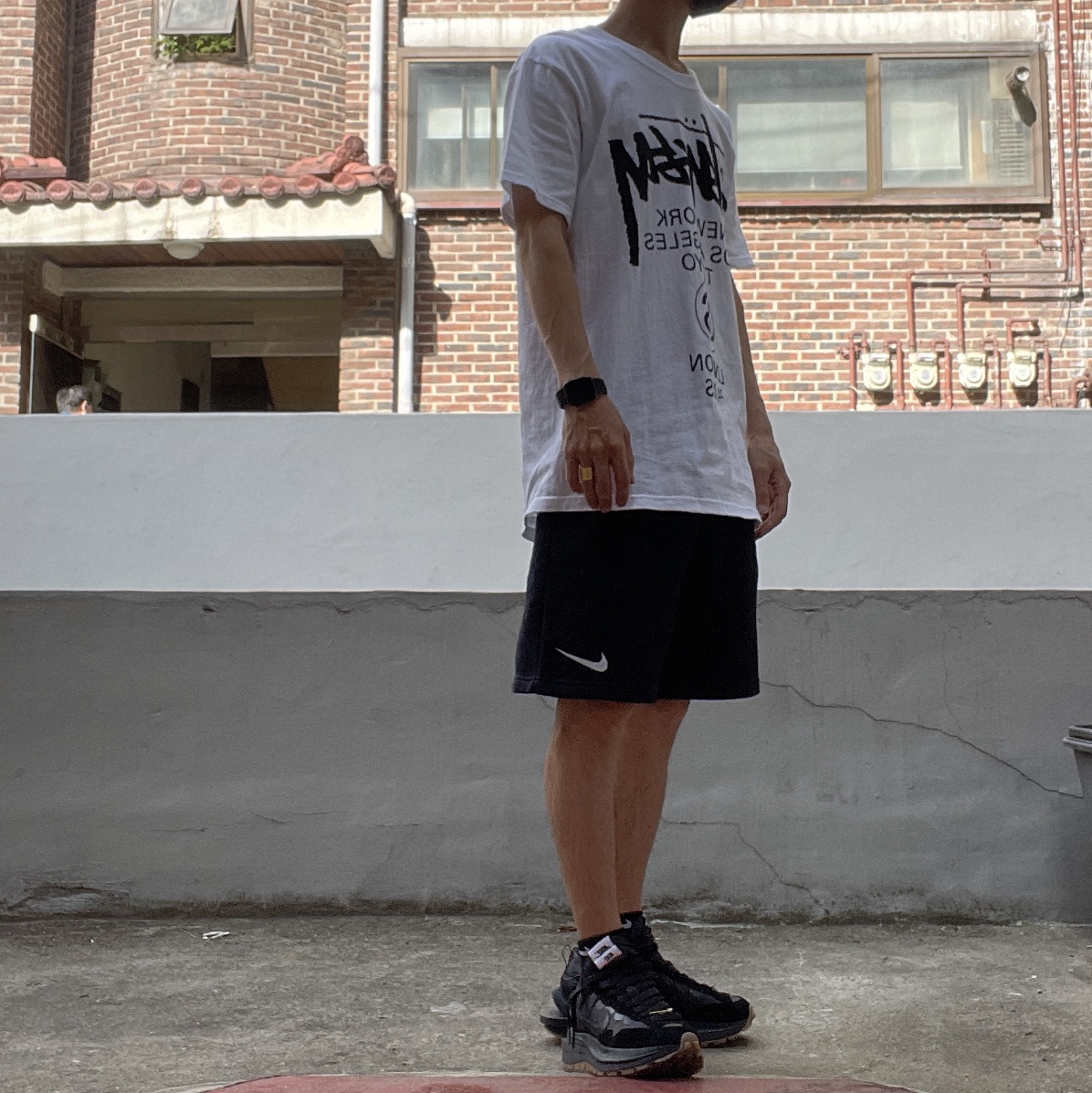 Stussy World Tour T-Shirt White, Nike x Sacai VaporWaffle Black and Gum 착용 스타일