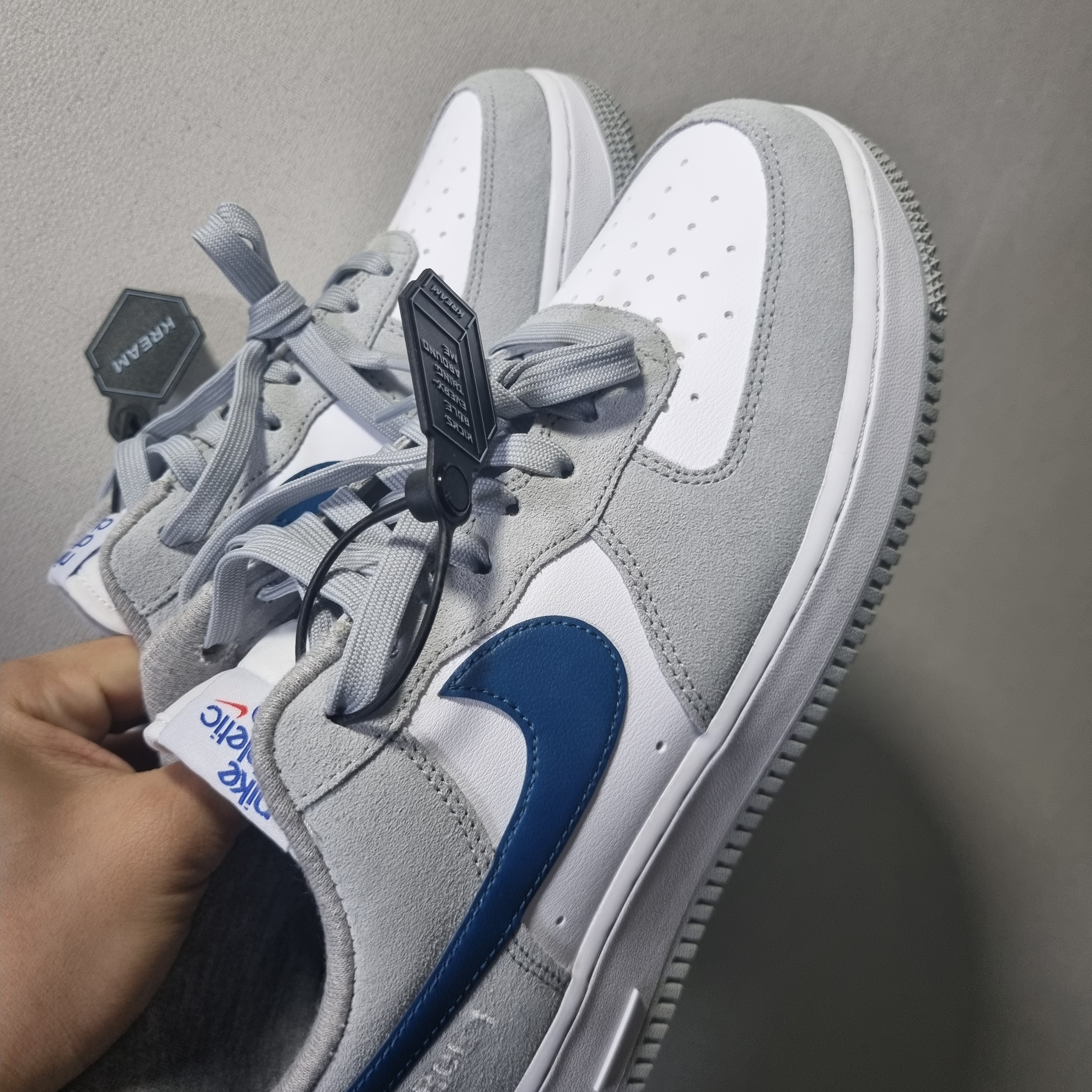 Nike Air Force 1 '07 LV8 Athletic Club Light Smoke Grey Marina 착용 스타일