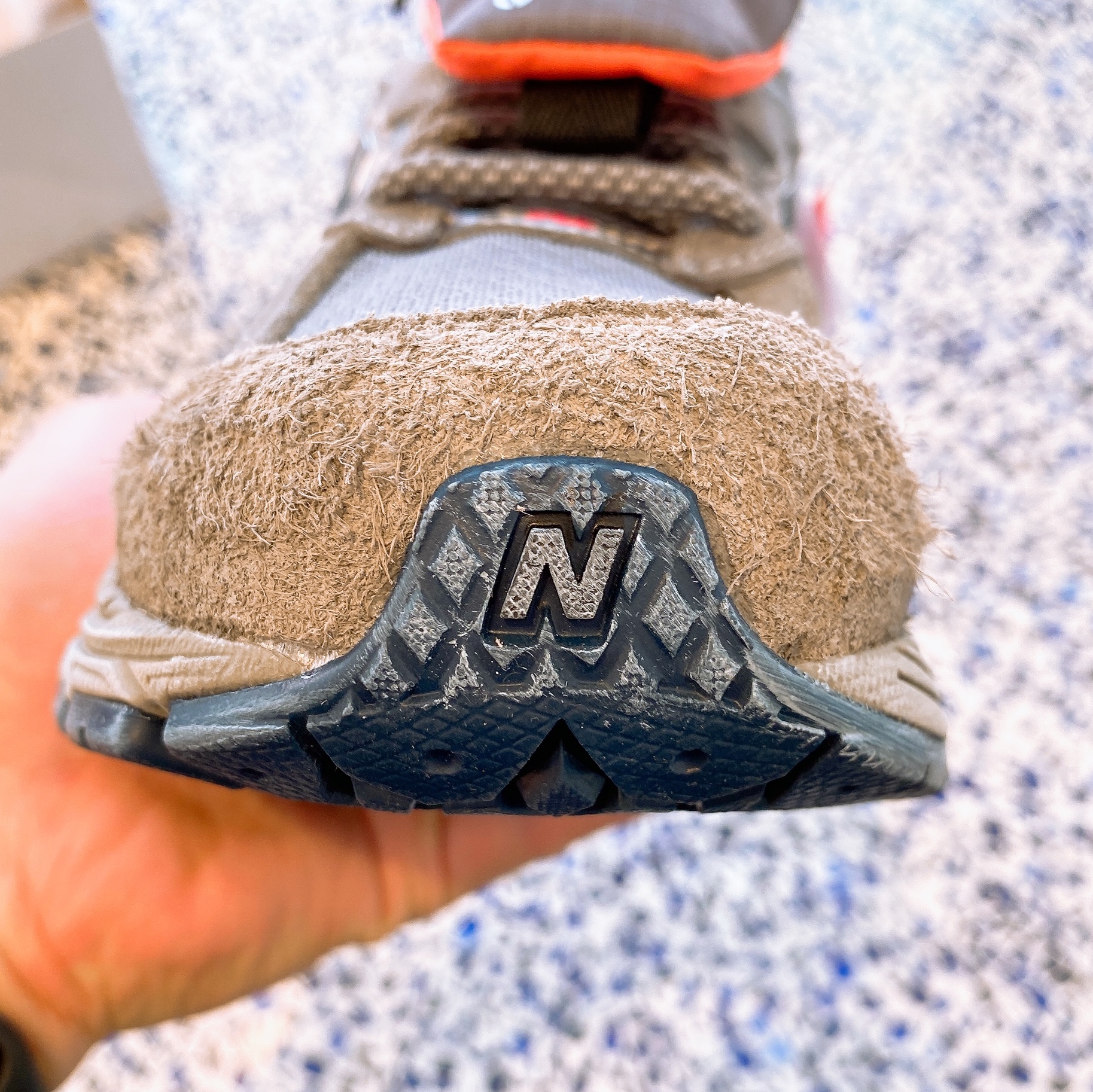 New Balance 2002R Premium Vintage Grey 착용 스타일 - 3