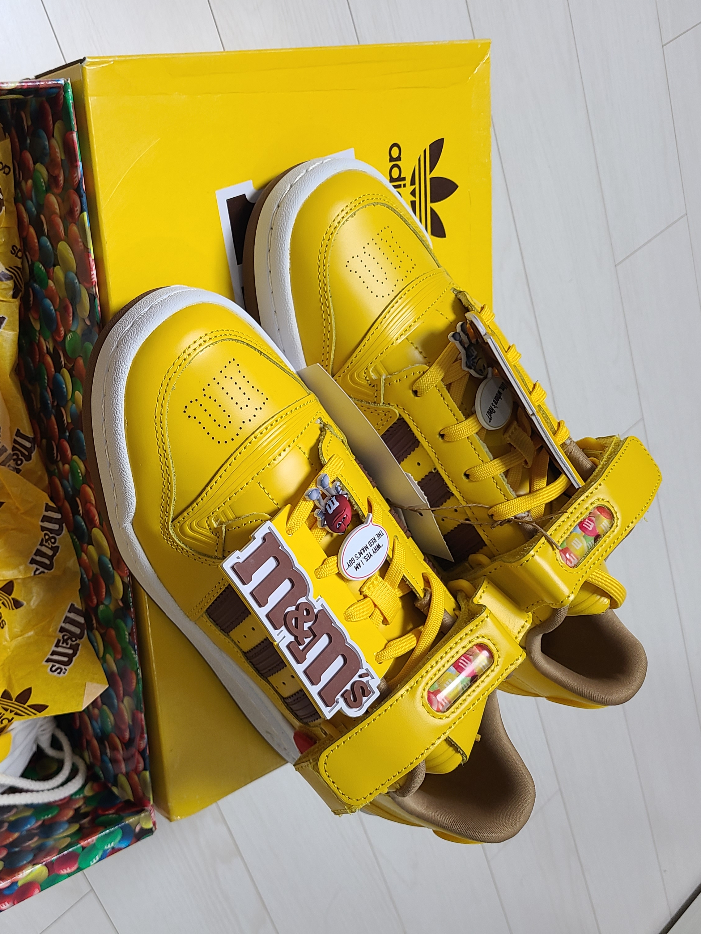 Adidas x M&Ms Forum 84 Low Yellow 착용 스타일 - 3