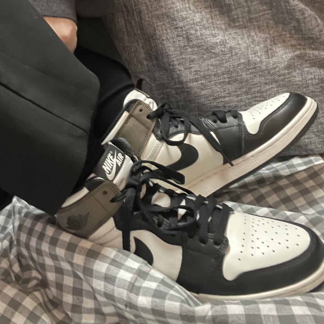 (GS) Jordan 1 Retro High OG Black Mocha 착용 스타일