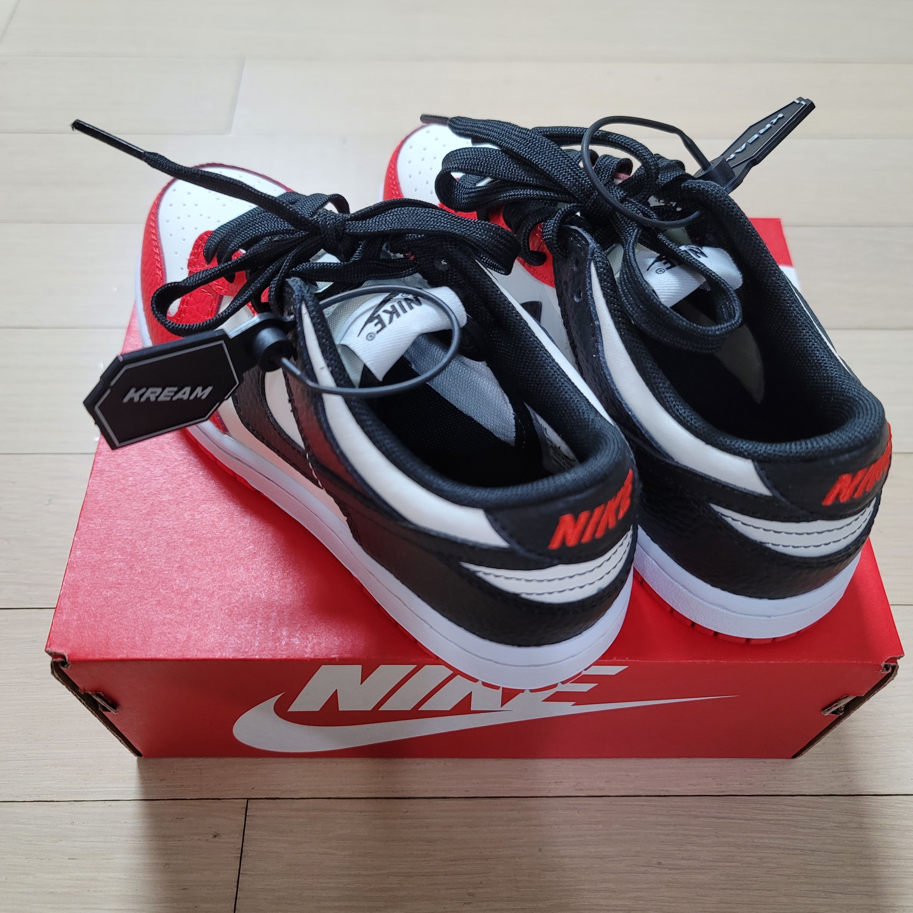 (PS) Nike x NBA Dunk Low Black and Chile Red 착용 스타일 - 2