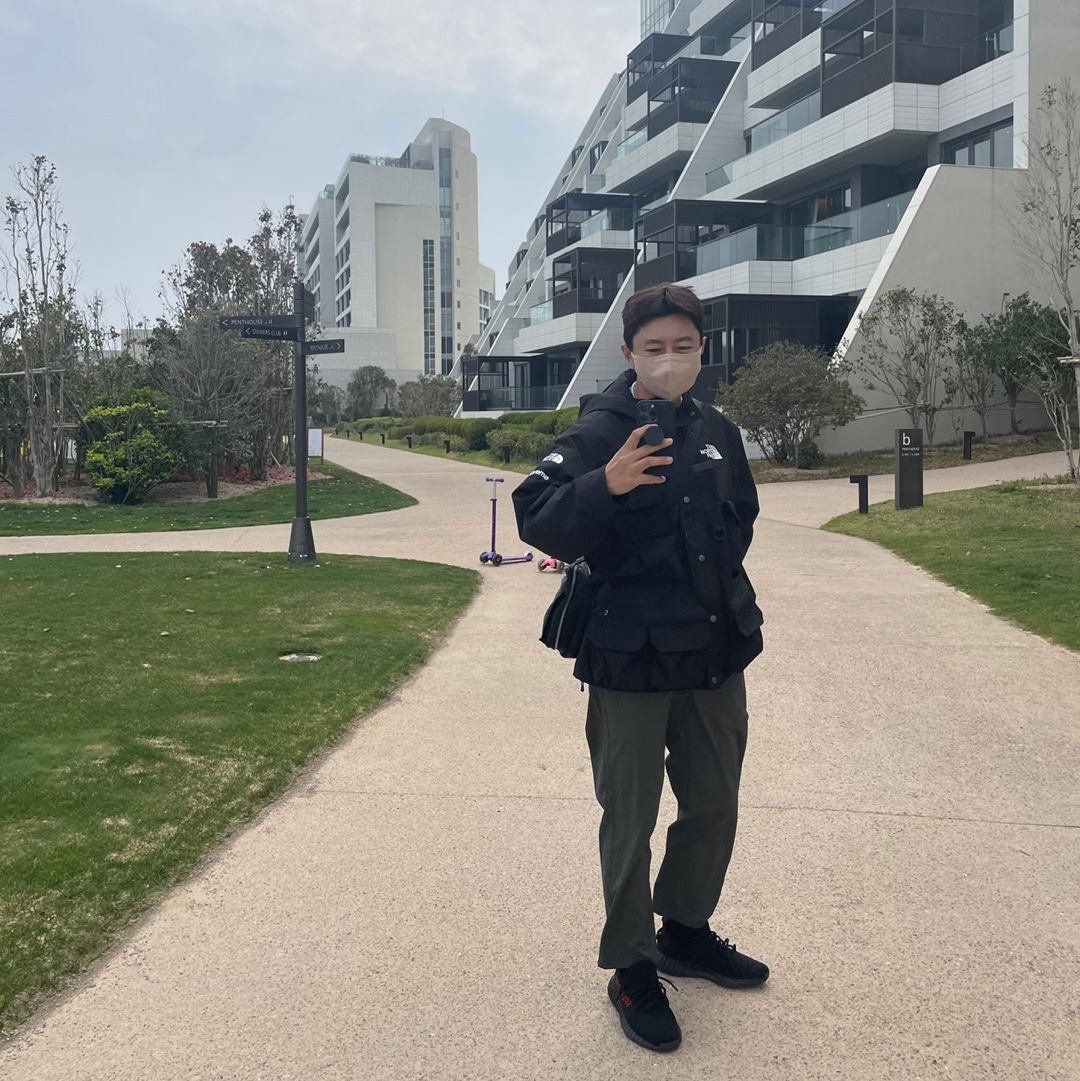 Adidas Yeezy Boost 350 V2 Black Red 2020, Supreme x The North Face Cargo Jacket Black - 20SS 착용 스타일