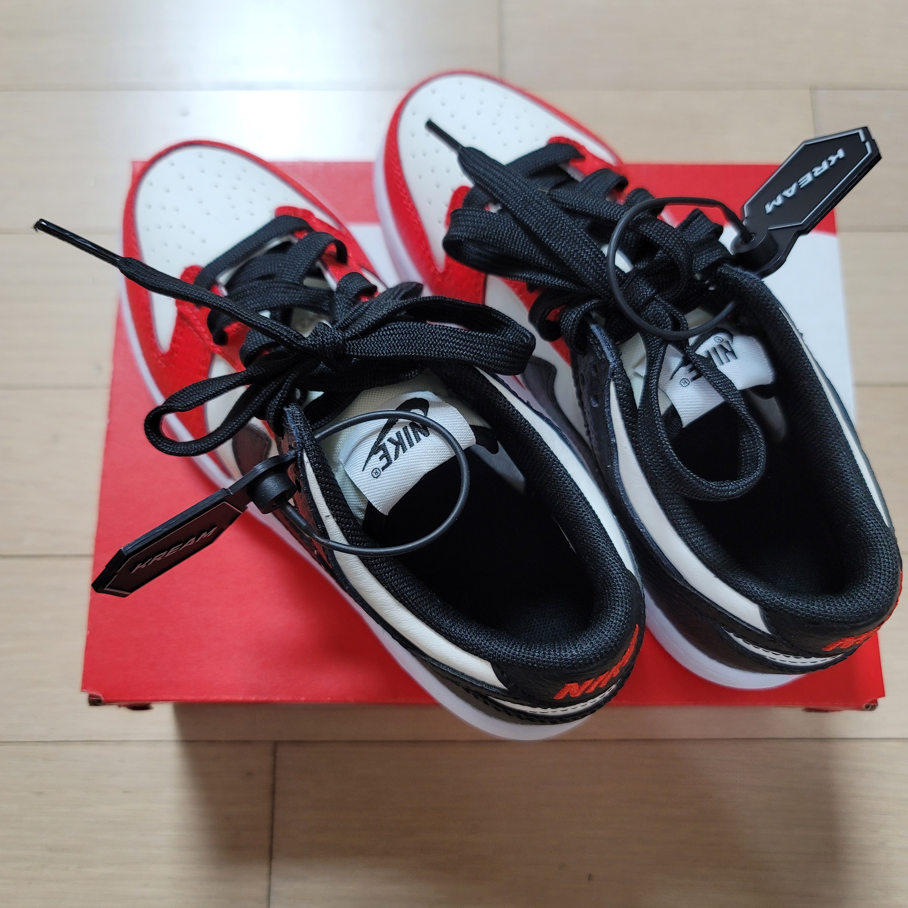 (PS) Nike x NBA Dunk Low Black and Chile Red 착용 스타일 - 3